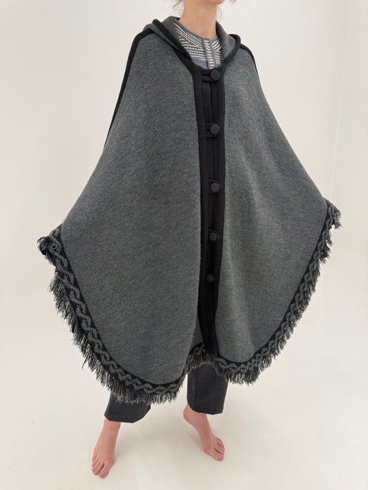 Capa maxi superbă în nuanțe de gri cu glugă din lana extrafina de gramaj mare