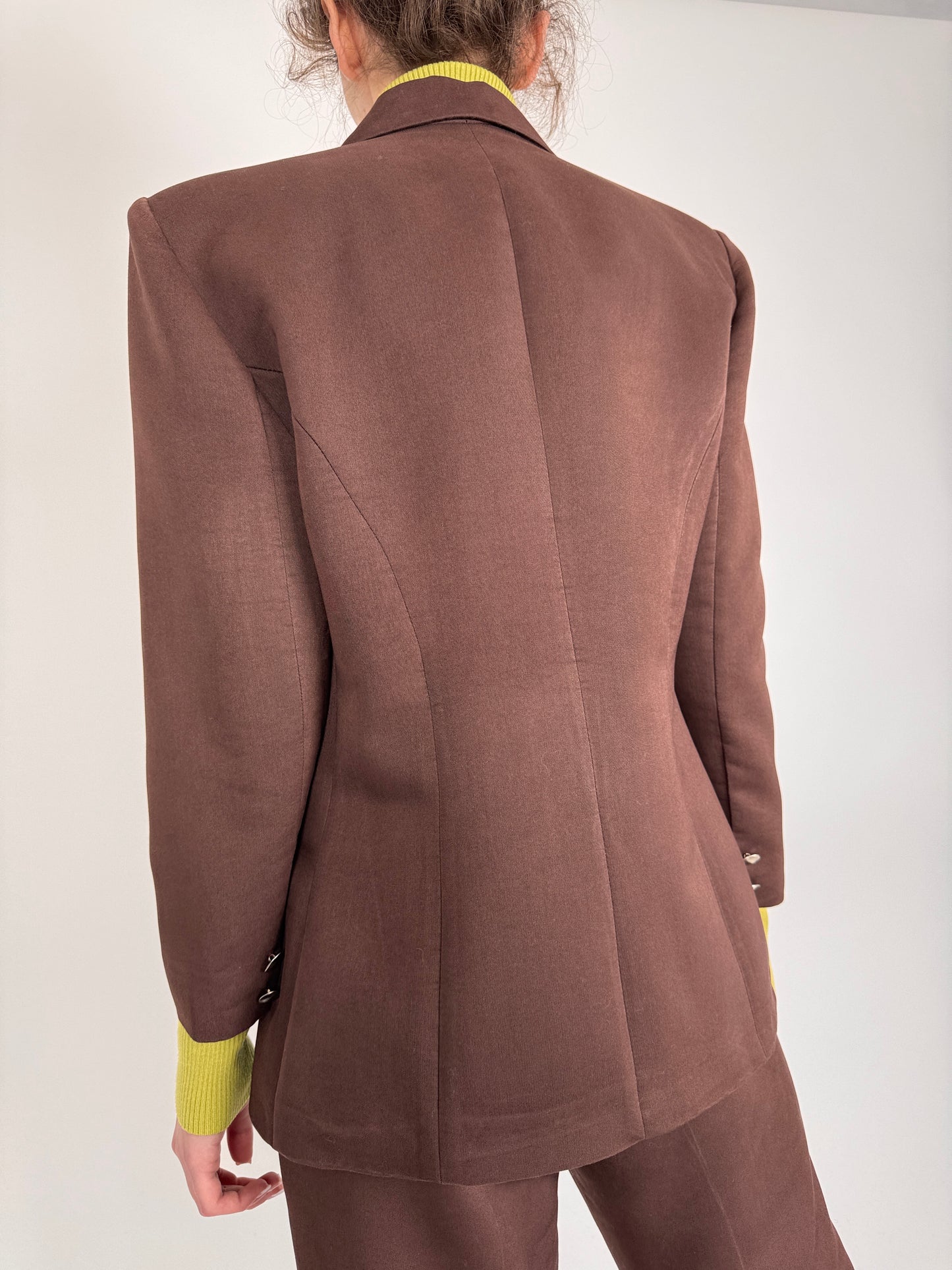Costum chocolate brown petite cu nasturi argintii metalici