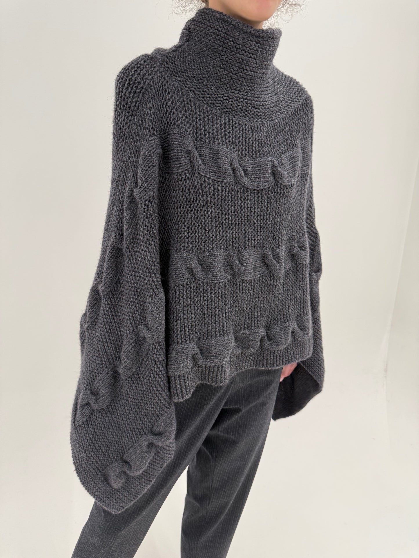 Capa charcoal gray din tricot de lana extrafina