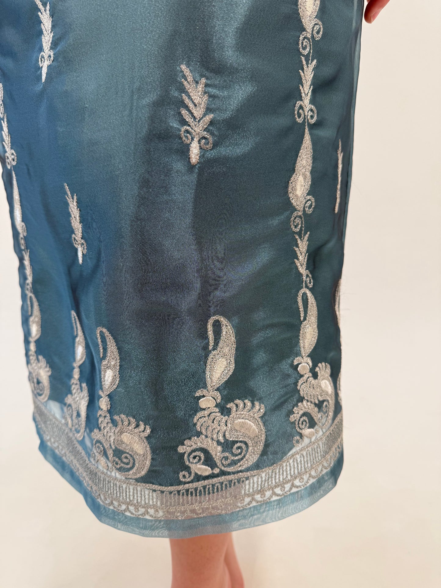 Fustă cu influențe asiatice din organza brodată in stil kebaya modernizat