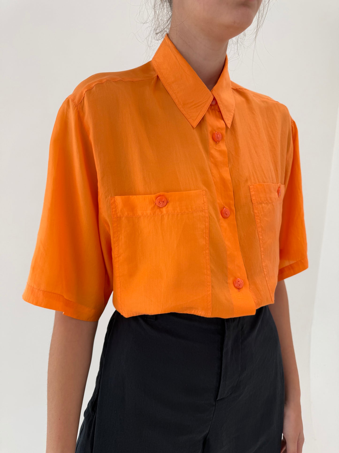 Cămașa oranj din mătase naturală in croi lejer retro modern ușor cropped