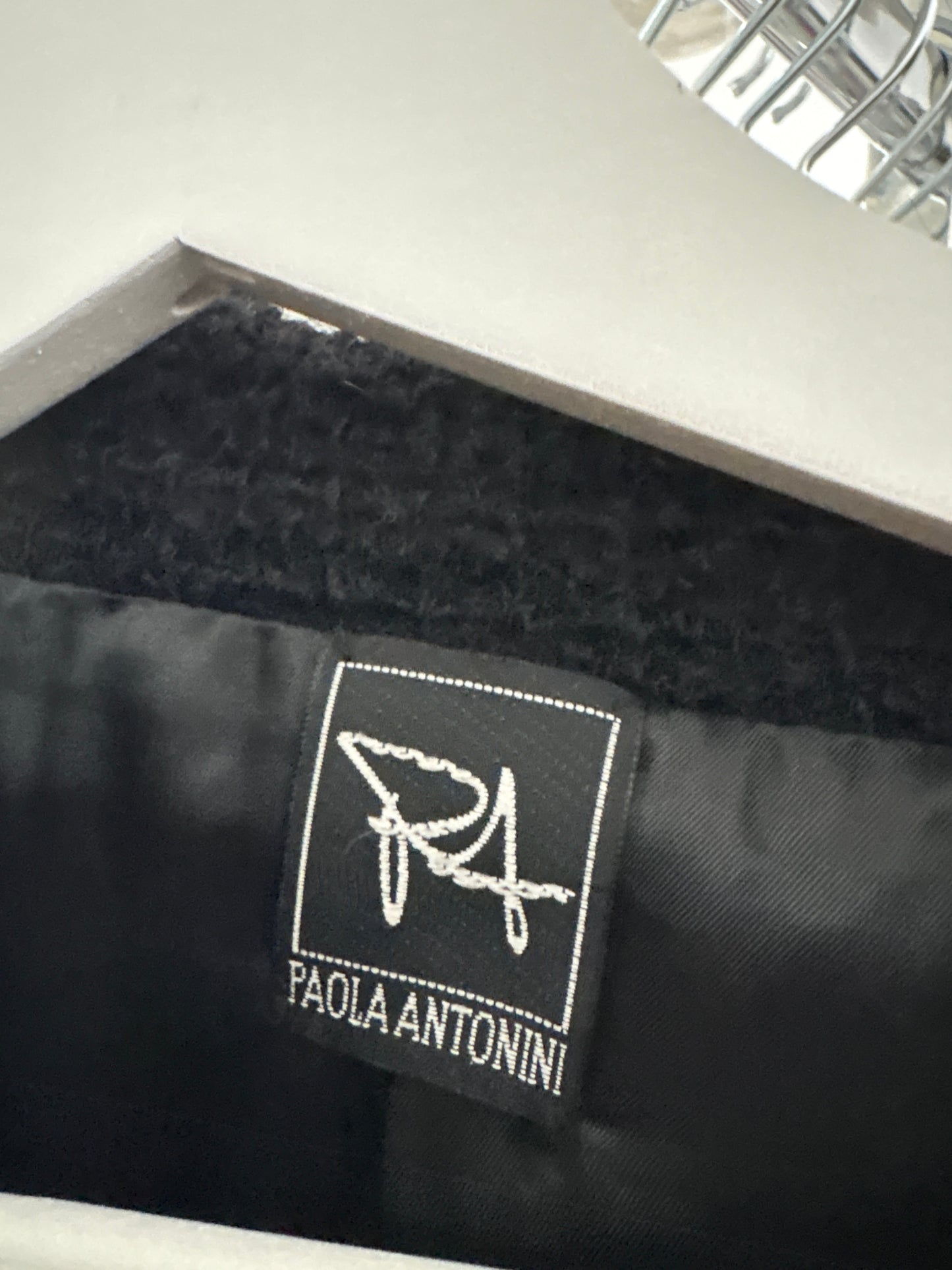 Deux piece negru în stil Chanel din boucle de lana cu nasturi aurii