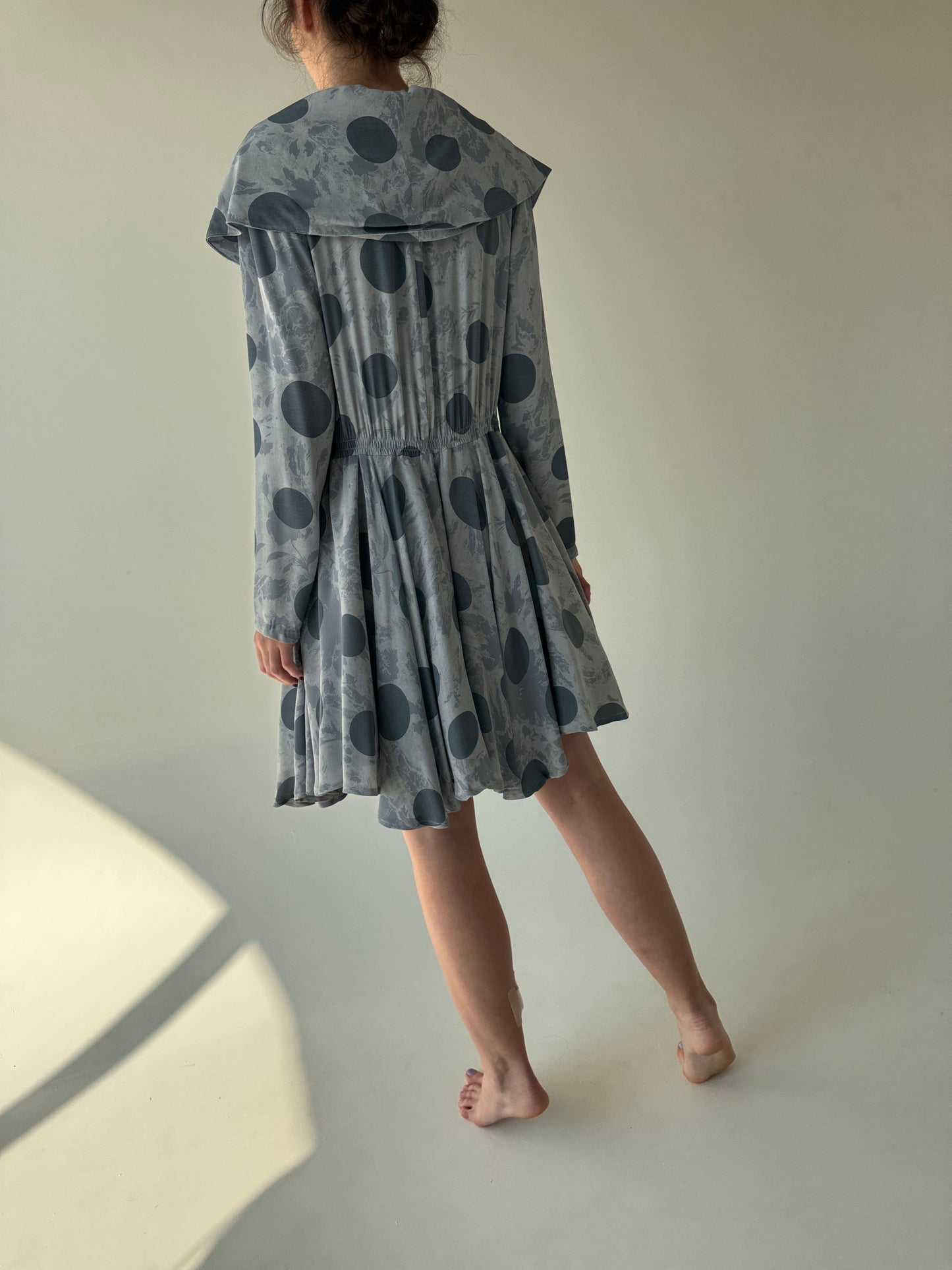 Rochie vintage cu buline, guler supradimensionat si talie ultra marcată