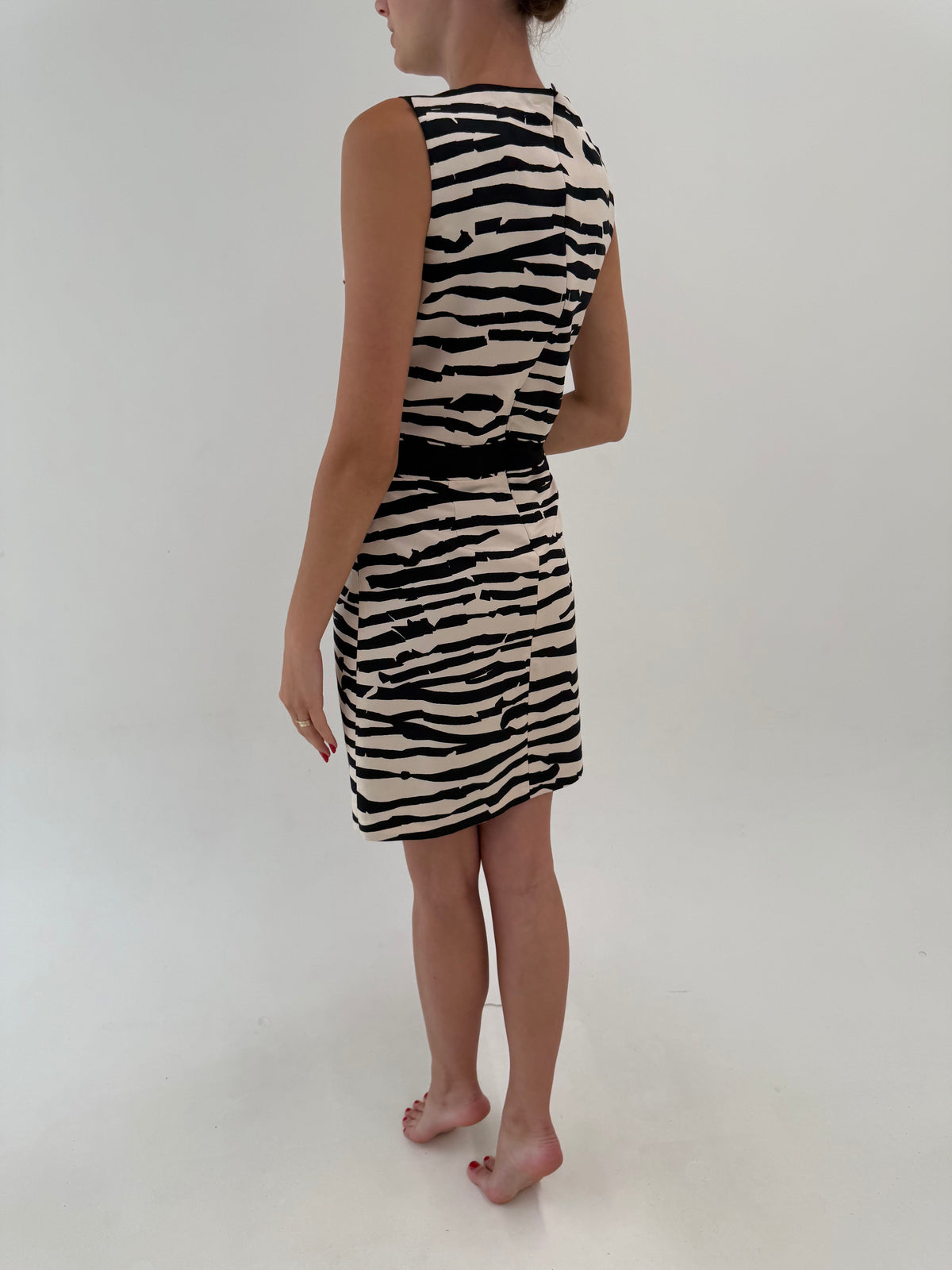 Rochie Hugo Boss zebra print super în trend în croi clasic din faille cu talie marcată