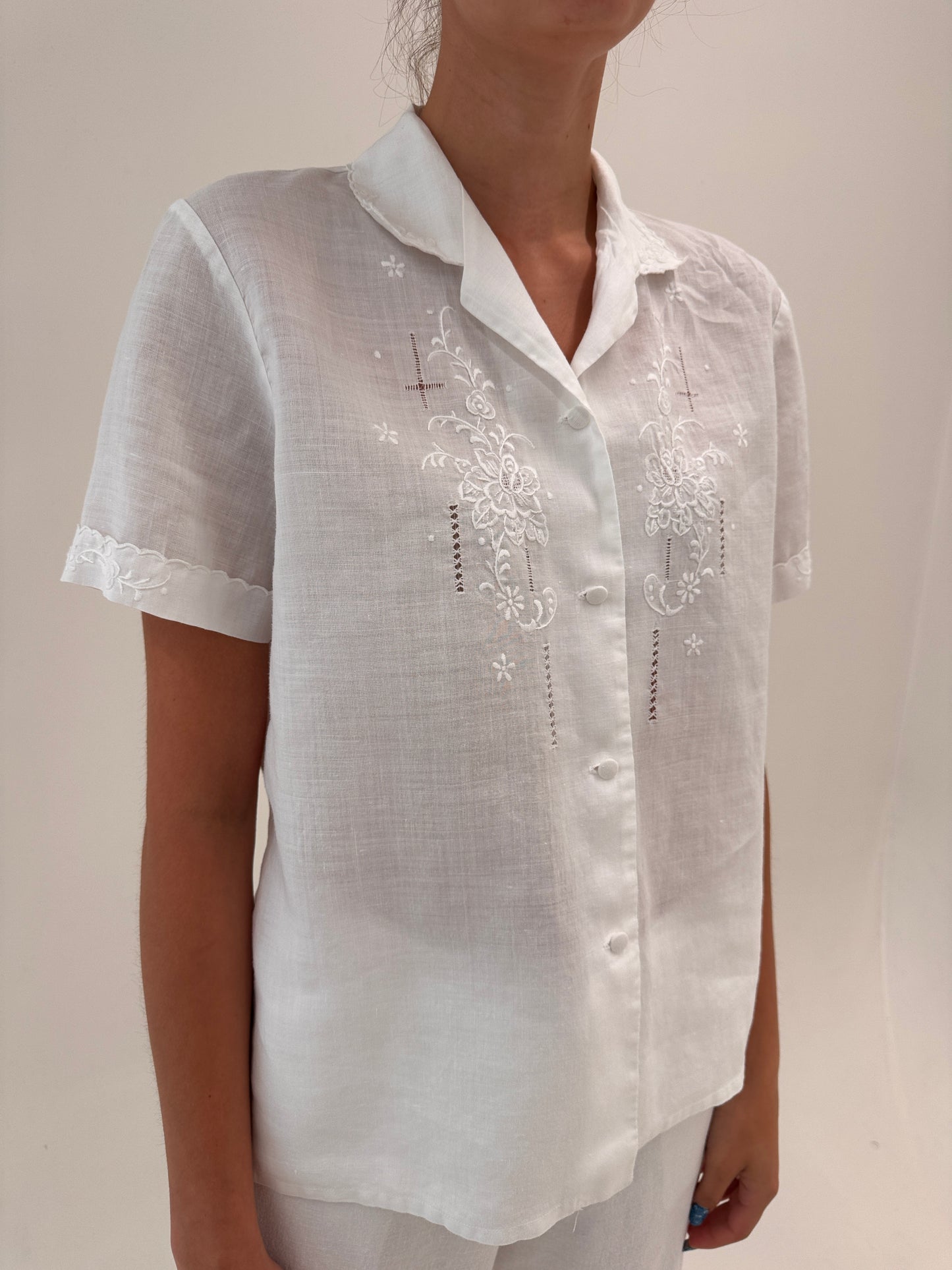 Cămașa bijuterie din in cu broderie manuală