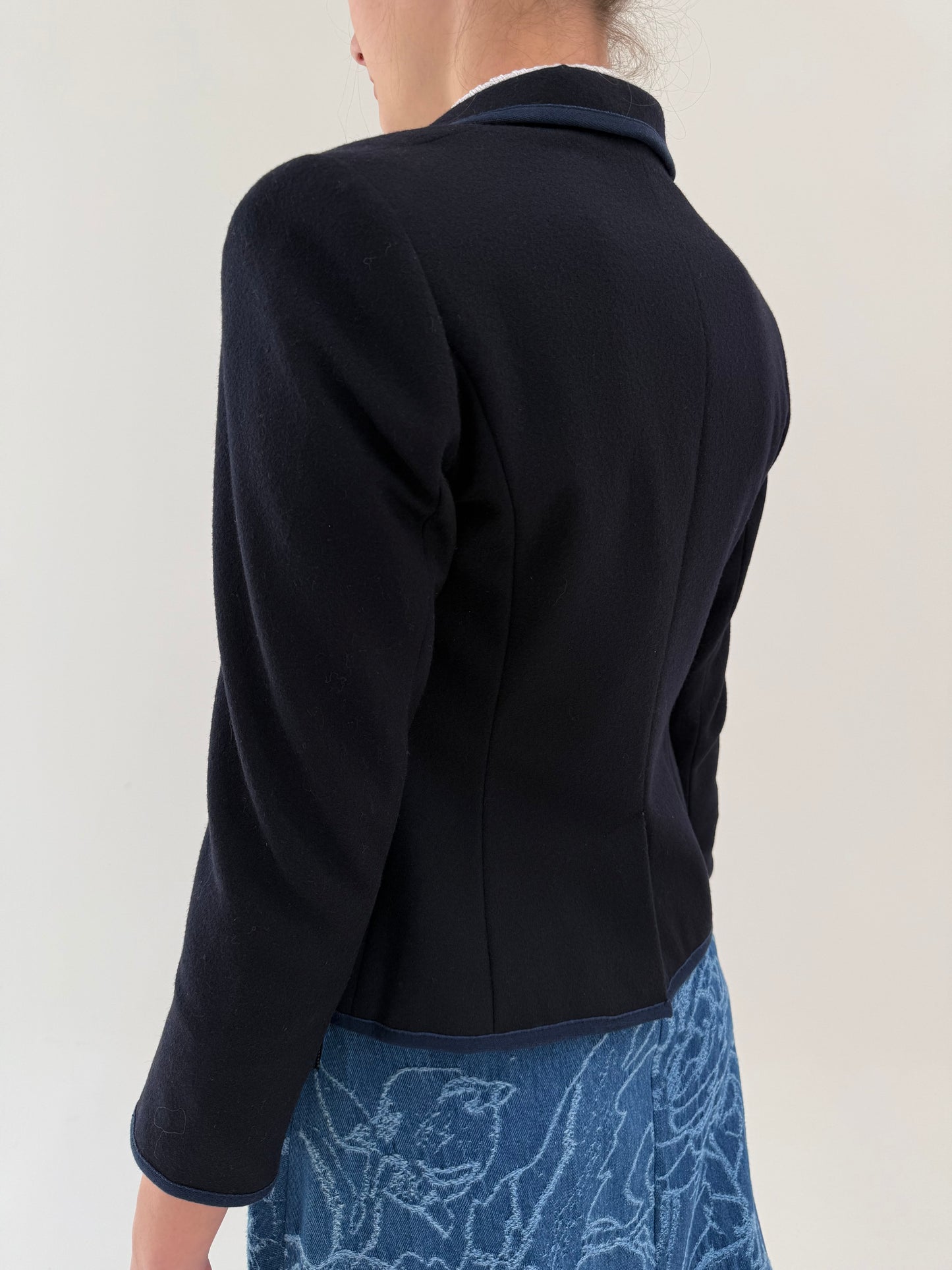 Sacou petite Armani preppy style cu paspoal și emblemă din lana extrafina