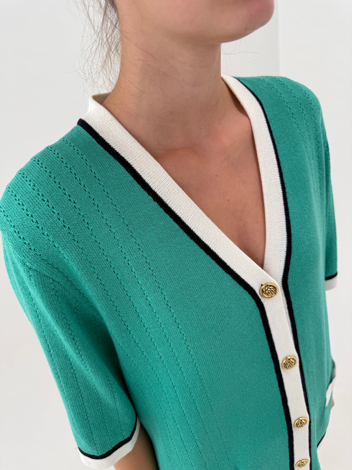 Top vintage cu nasturi metalici aurii în stil Chanel din tricot dens din mix de lana extrafina