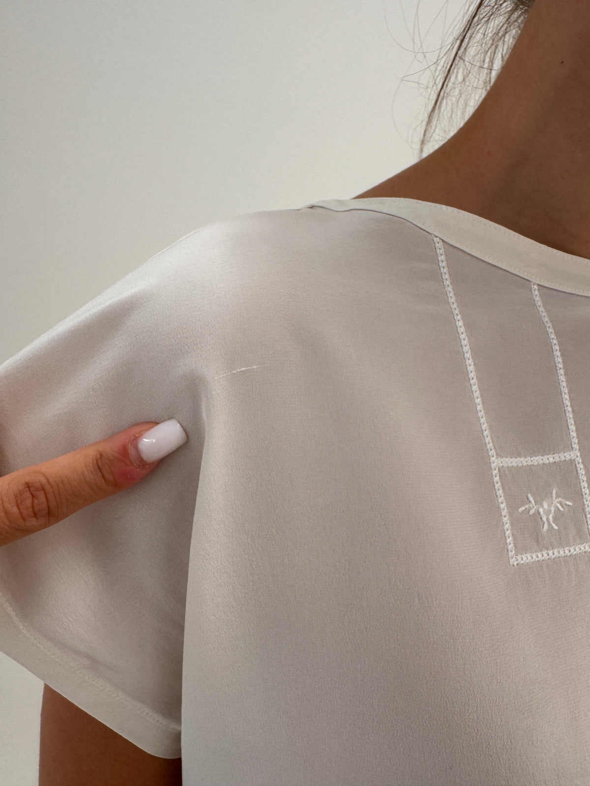 Top Laurel by Escada din mătase naturală cu broderie delicată în croi lejer