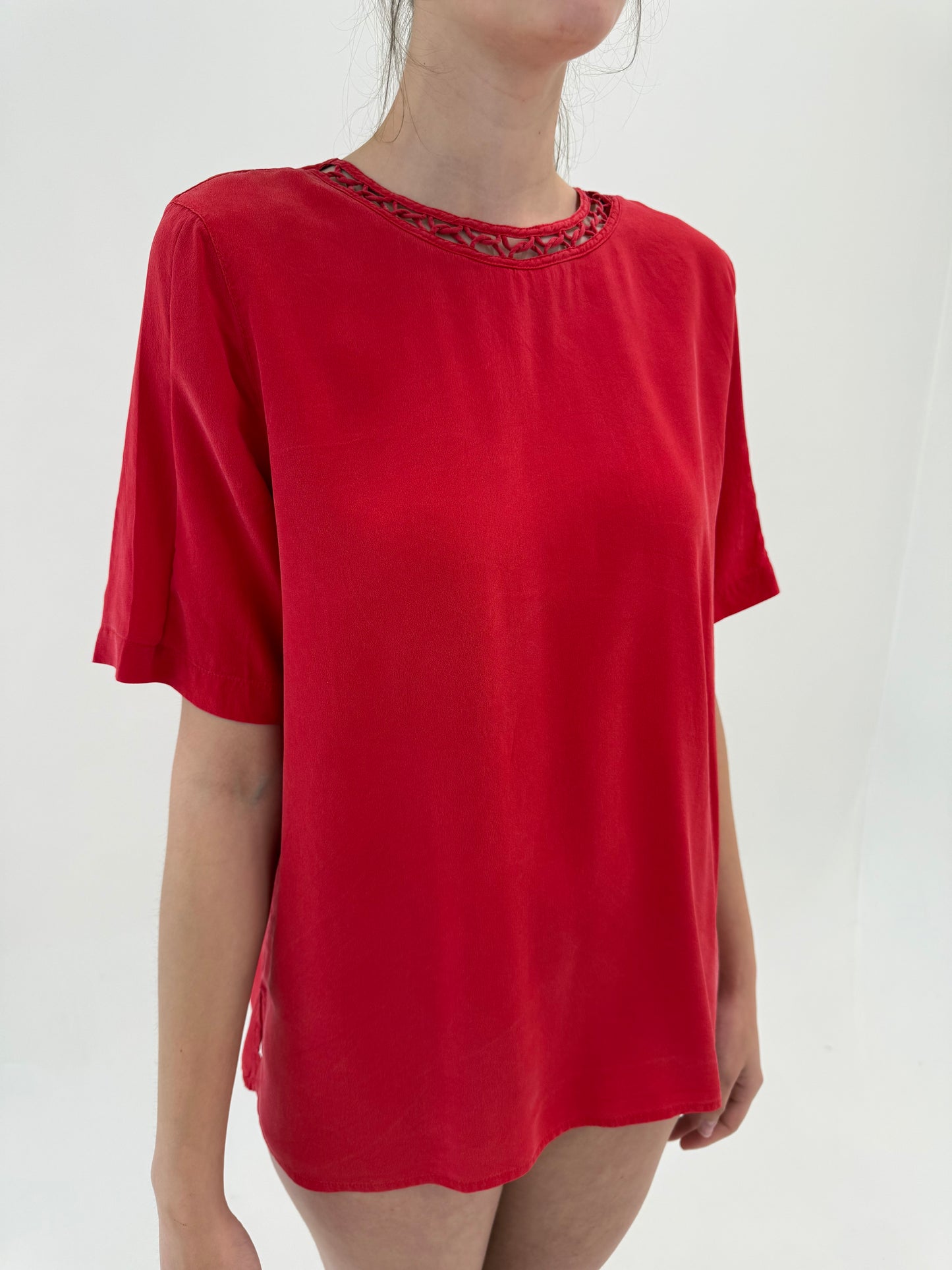 Top din mătase naturală  cu neck line chic lucrat manual