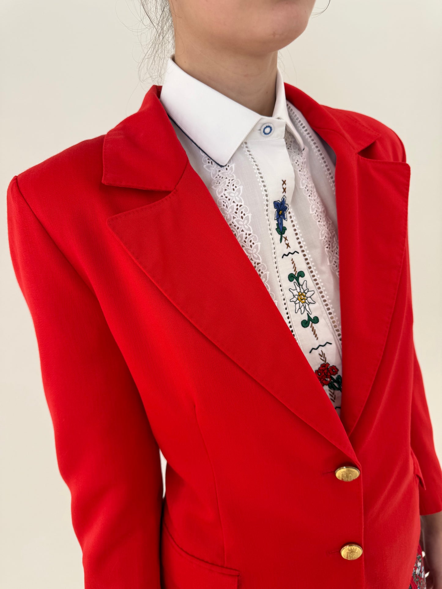 Sacou cambrat cherry red din stofita de lana extrafina cu nasturi aurii