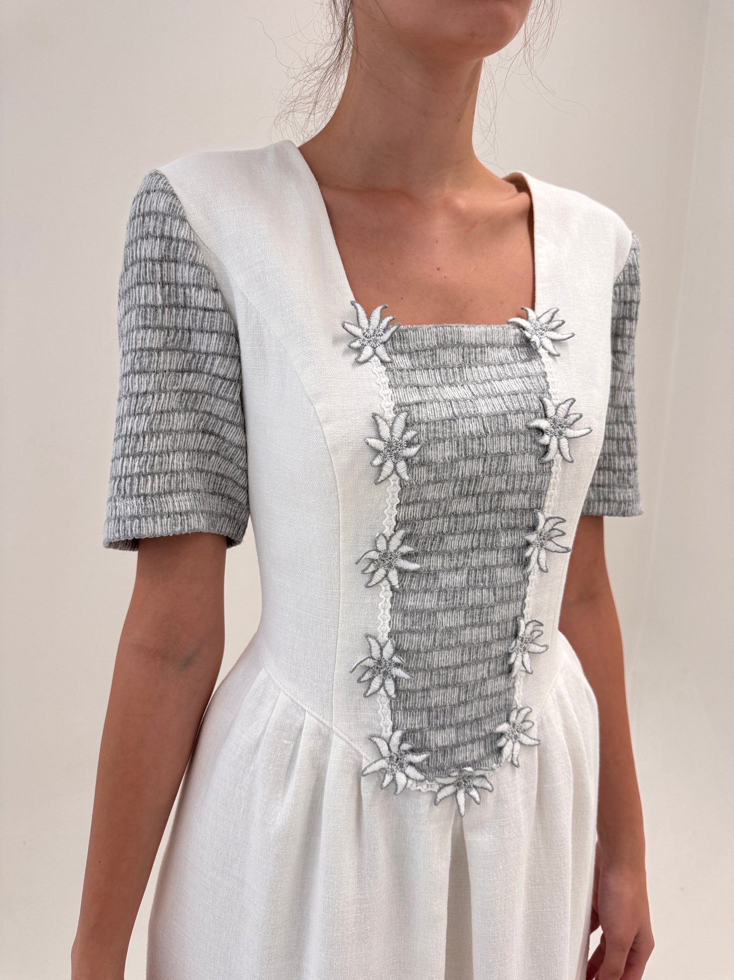 Rochie vintage excepțională cu corsaj din pânză de in silver gray și alb