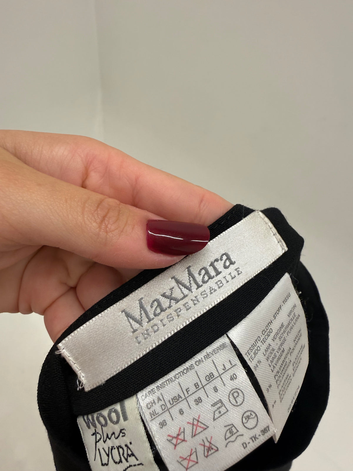 Fustă Max Mara neagră creion din stofita ultra modelatoare de lana fina
