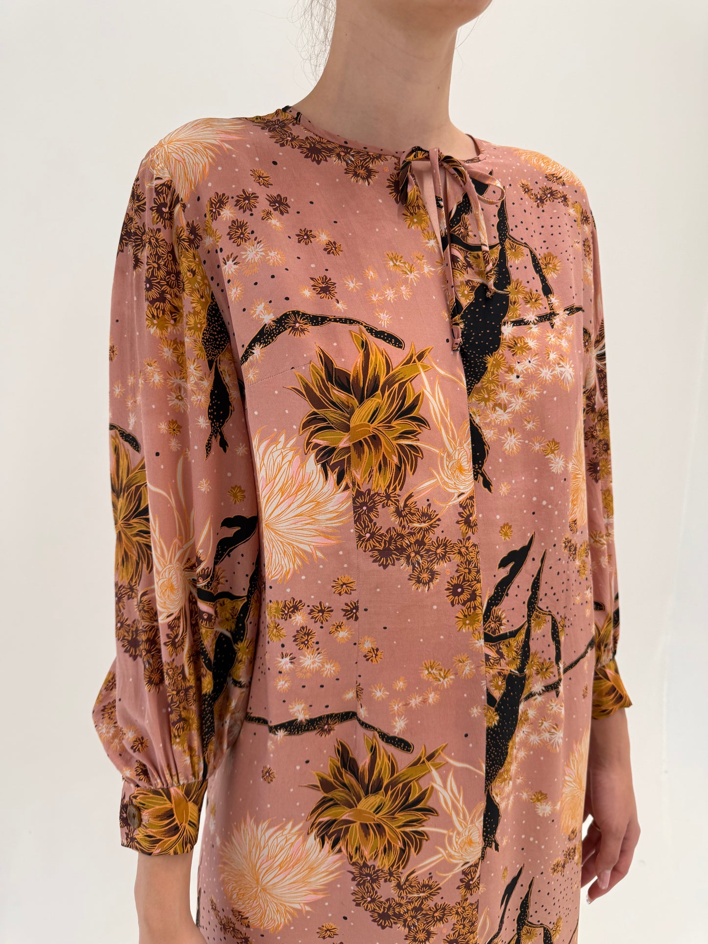 Rochie dusty pink petite în croi lejer din mătase naturală