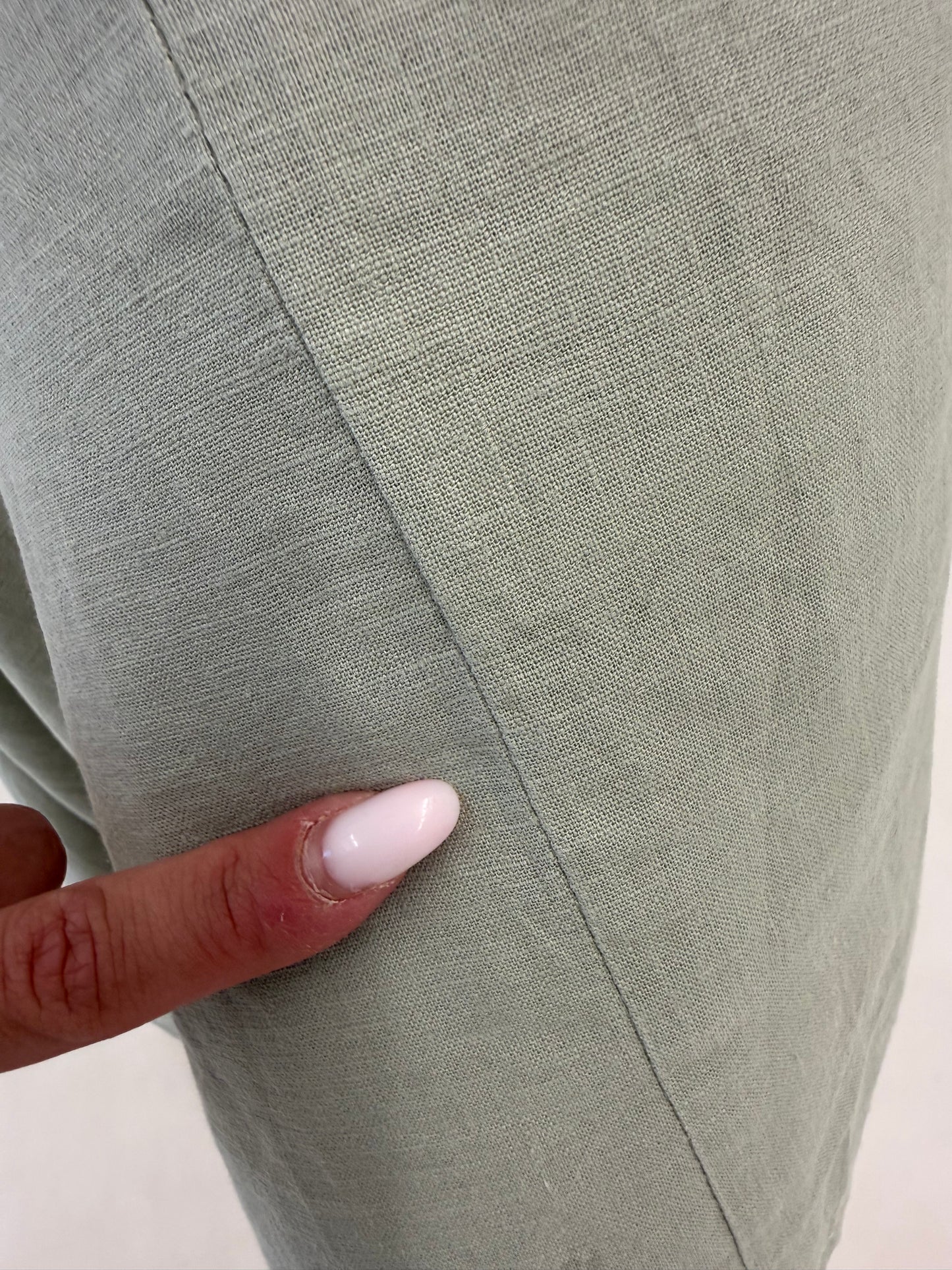 Rochie maxi dusty mint green cu talie ultra înaltă și mâneci bufante în croi petrecut
