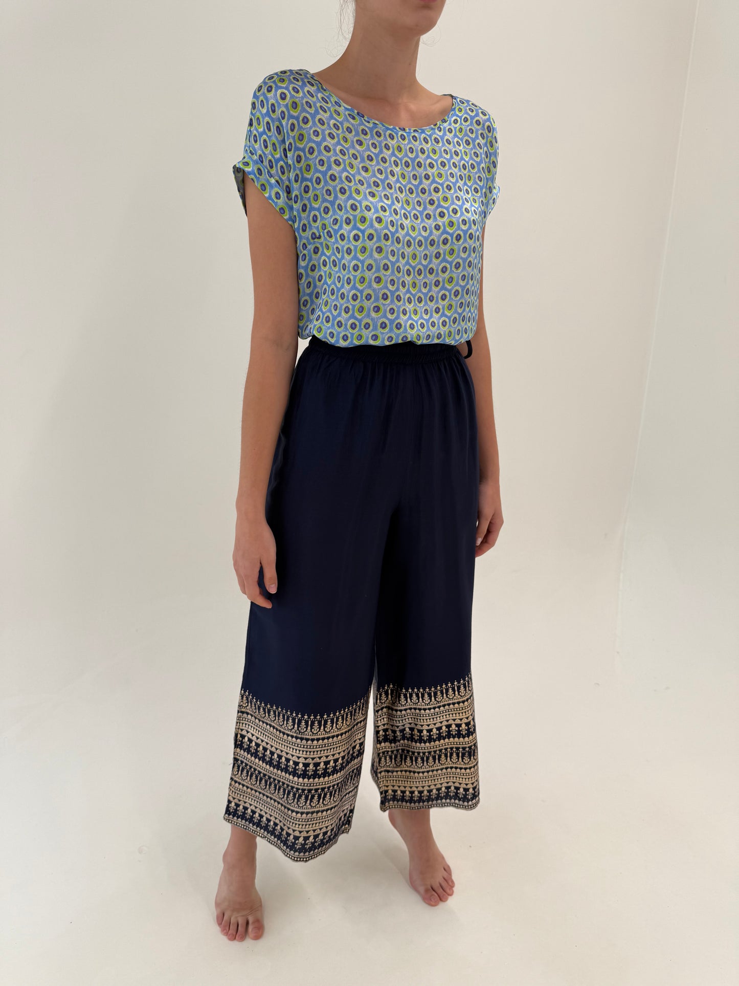 Pantaloni palazzo super vaporoși cu print auriu pudrat și talie elastică
