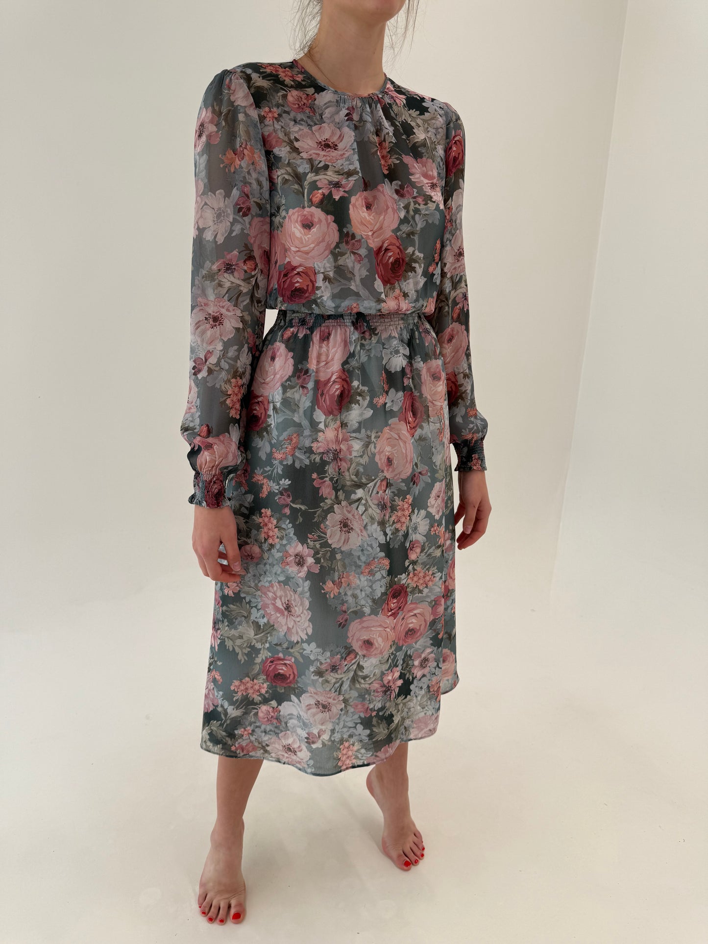 Rochie maxi din Georgette cu print floral superb în culori pudrate și talie elastică