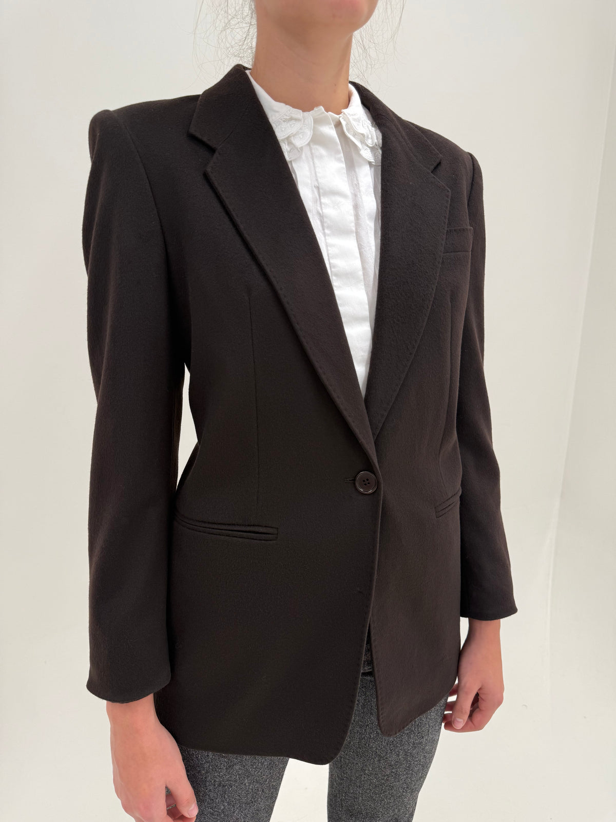 Sacou Max Mara dark brown din stofă plină de lana extrem de fină cu închidere tip smoking