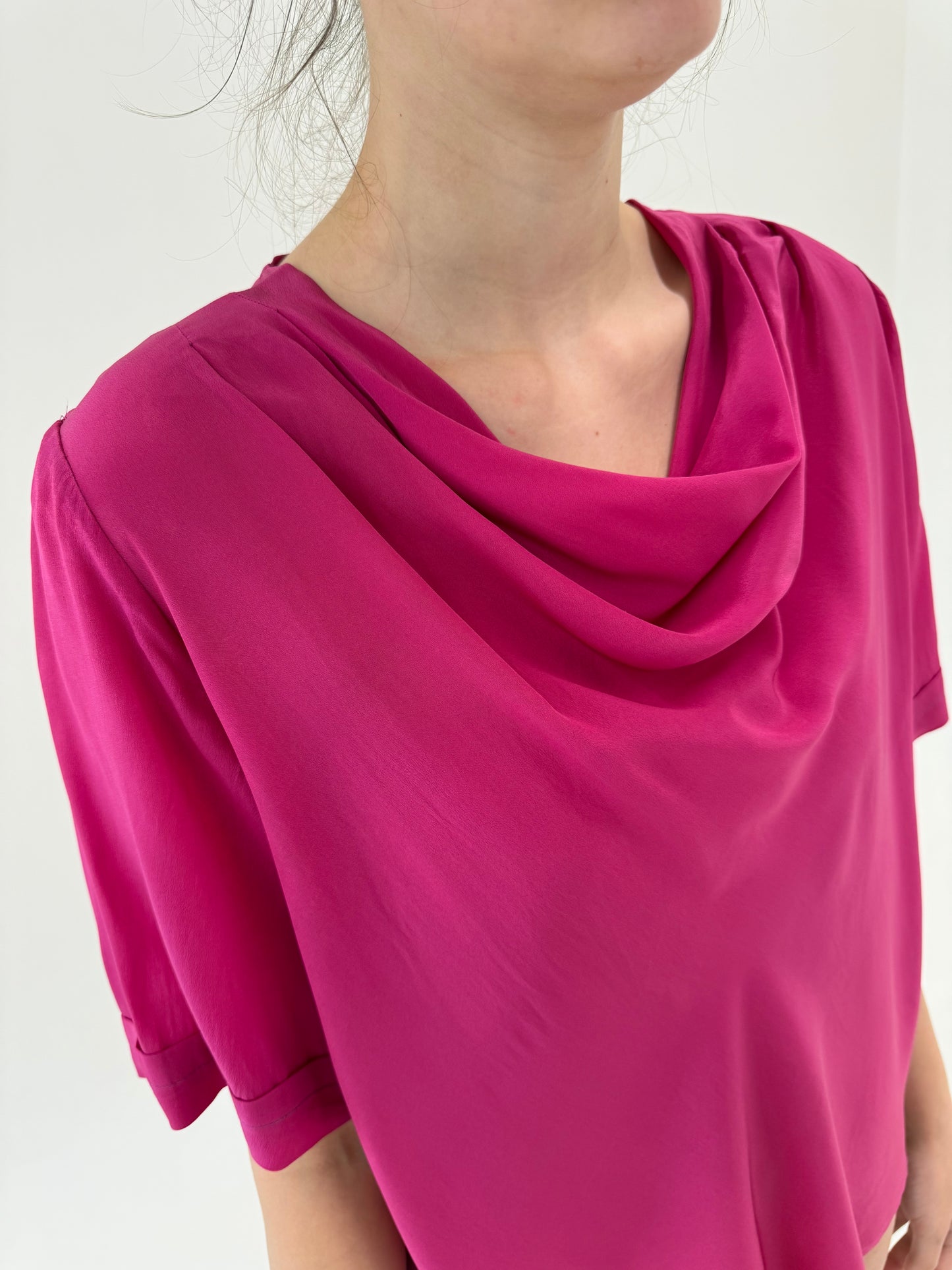 Top fucsia cu decolteu drapat din mătase naturală