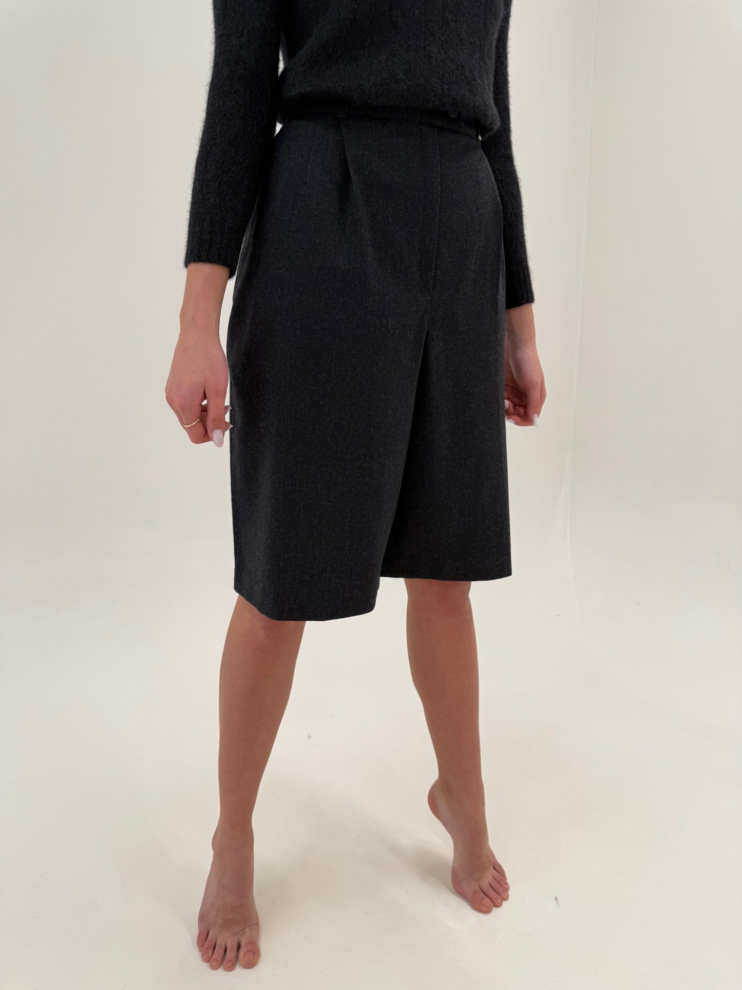 Pantaloni cu talie ultra înaltă și pense din lana extrafina certificată