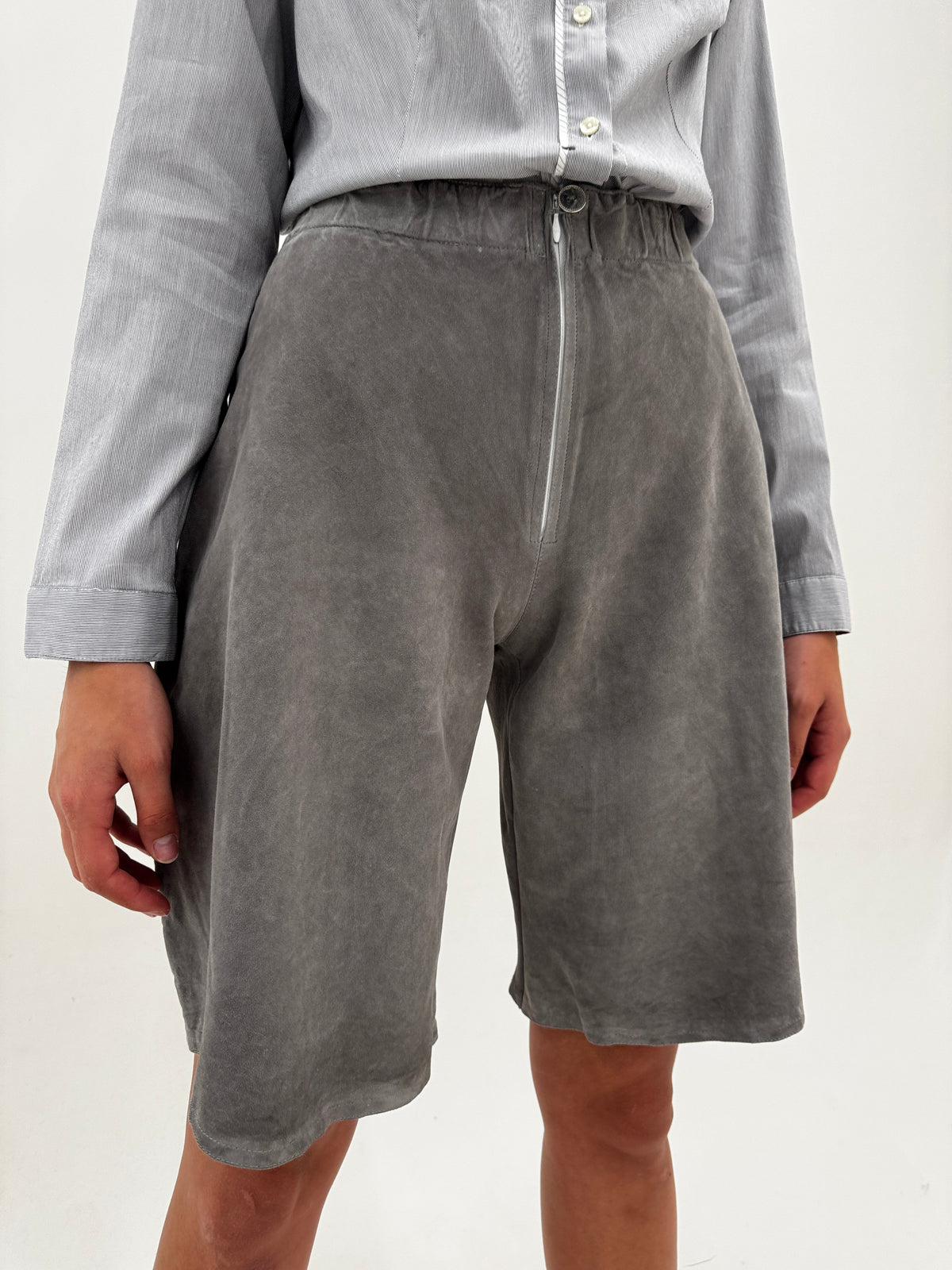 Pantaloni Bermuda din piele naturală întoarsă extrem de moale cu talie ultra înaltă