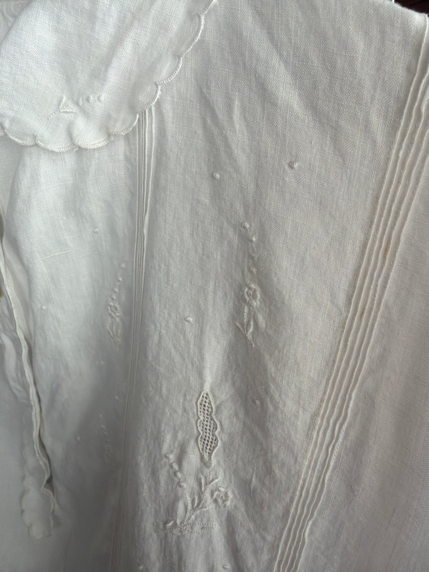 Rochie vintage italiană cu broderie manuală superbă din cel mai fin și moale în reglabilă