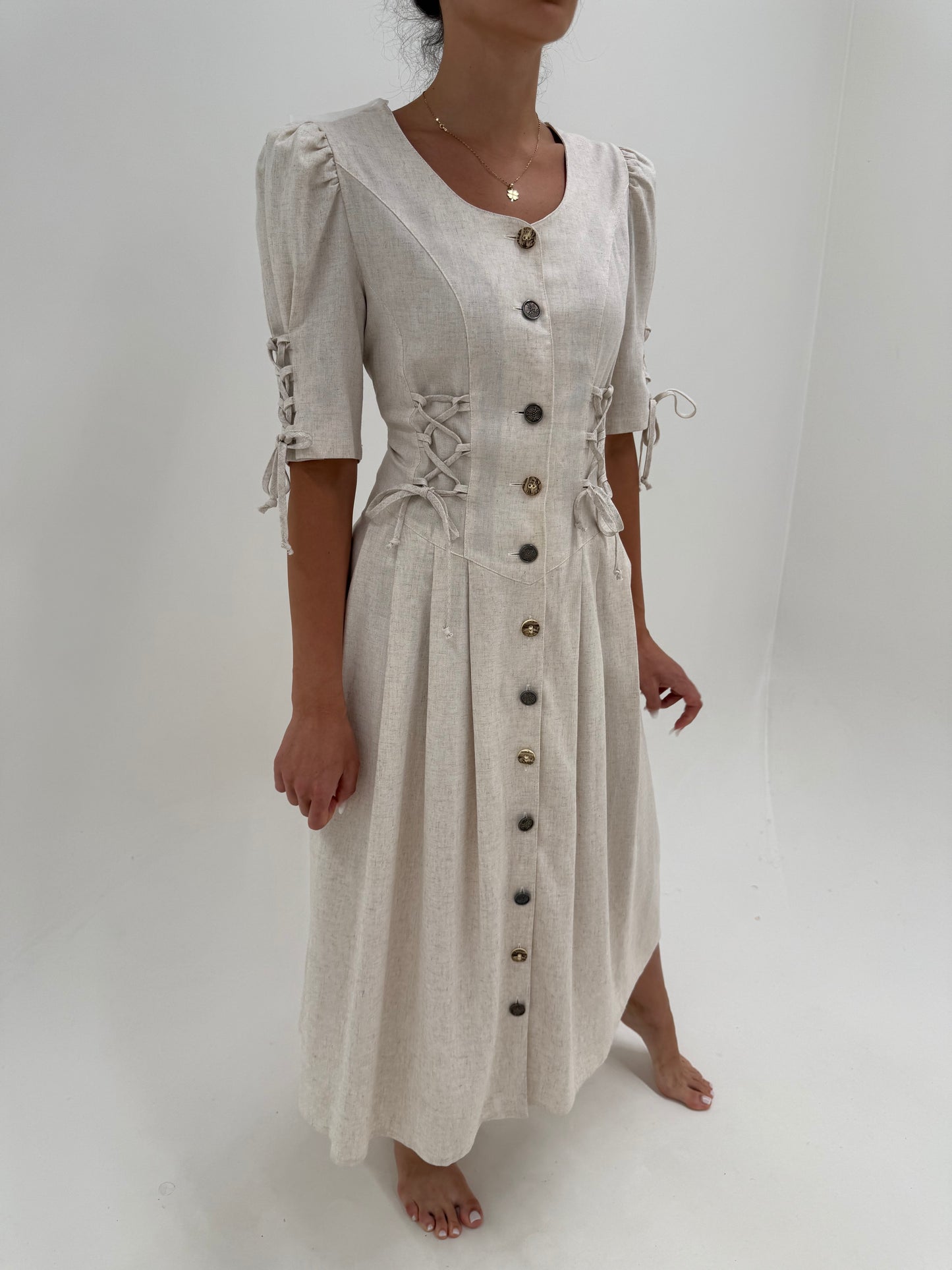 Rochie vintage light nude cu corsaj ultra cambrata din pânză ușor reglabilă