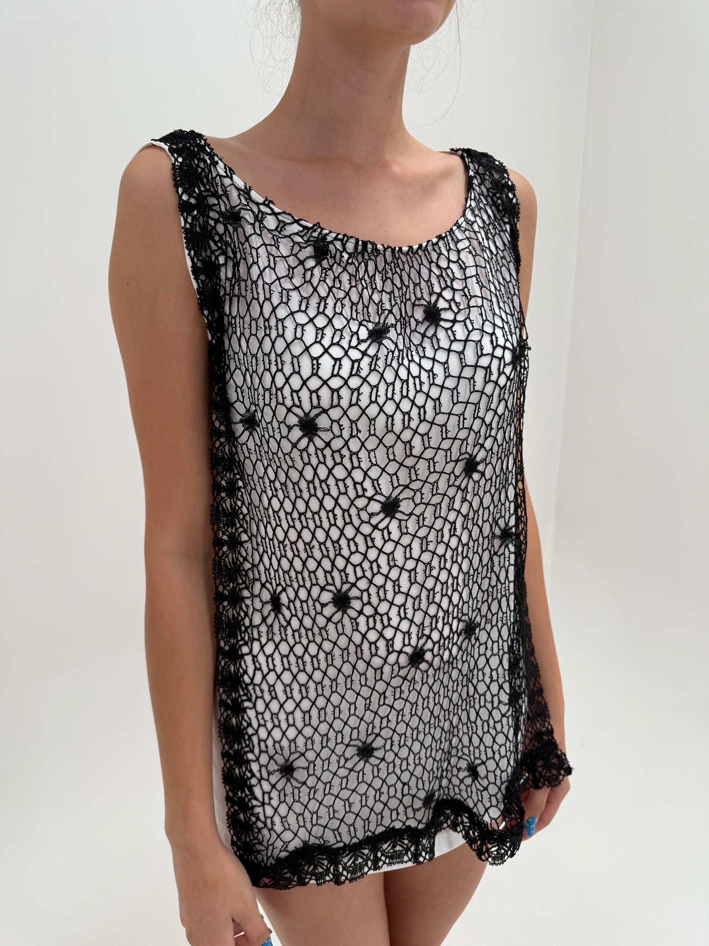 Top chic cu macrame negru lucrat manual pe bază Alba vaporoasă