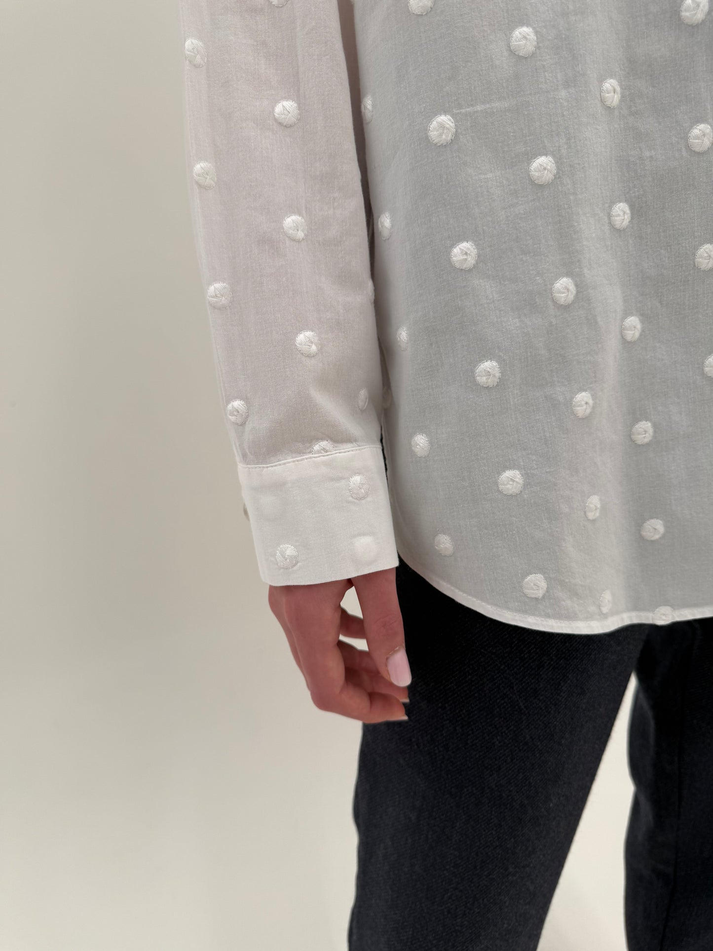 Cămașa premium albă în croi lejer integral cu buline brodate