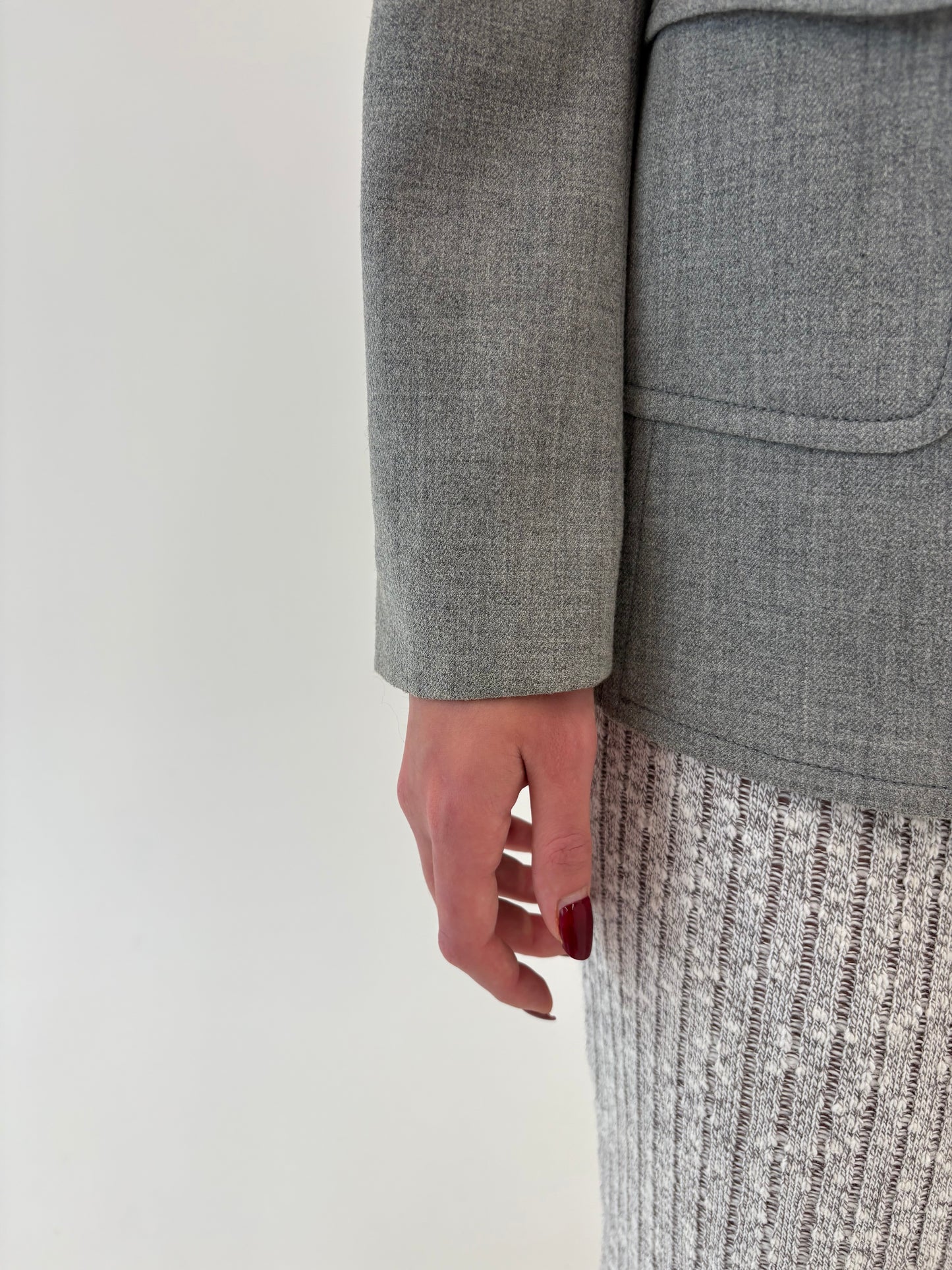 Jacheta light gray din lana extrafina in croi ușor cambrat