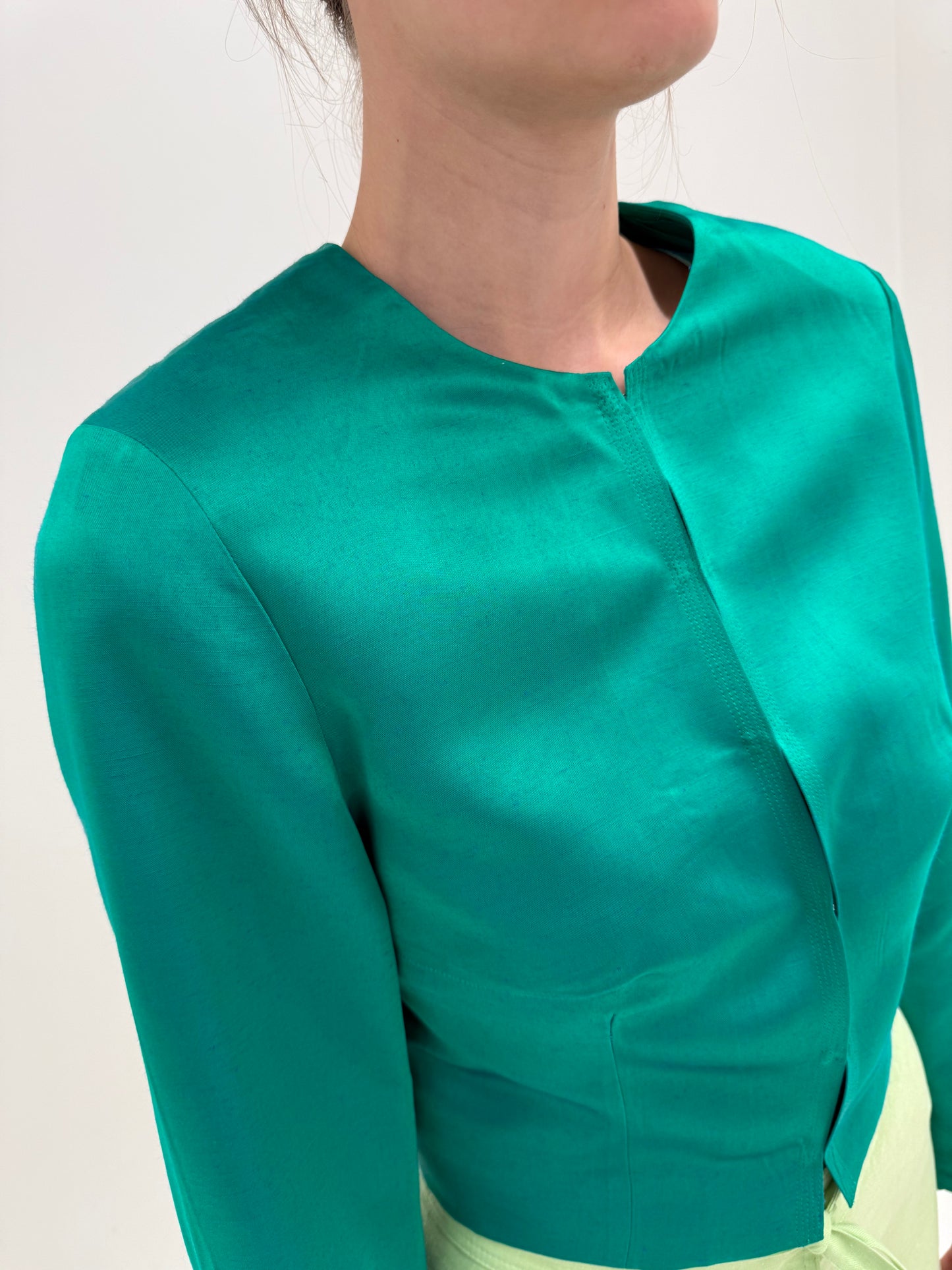 Jacheta satinata verde smarald în croi minimalist