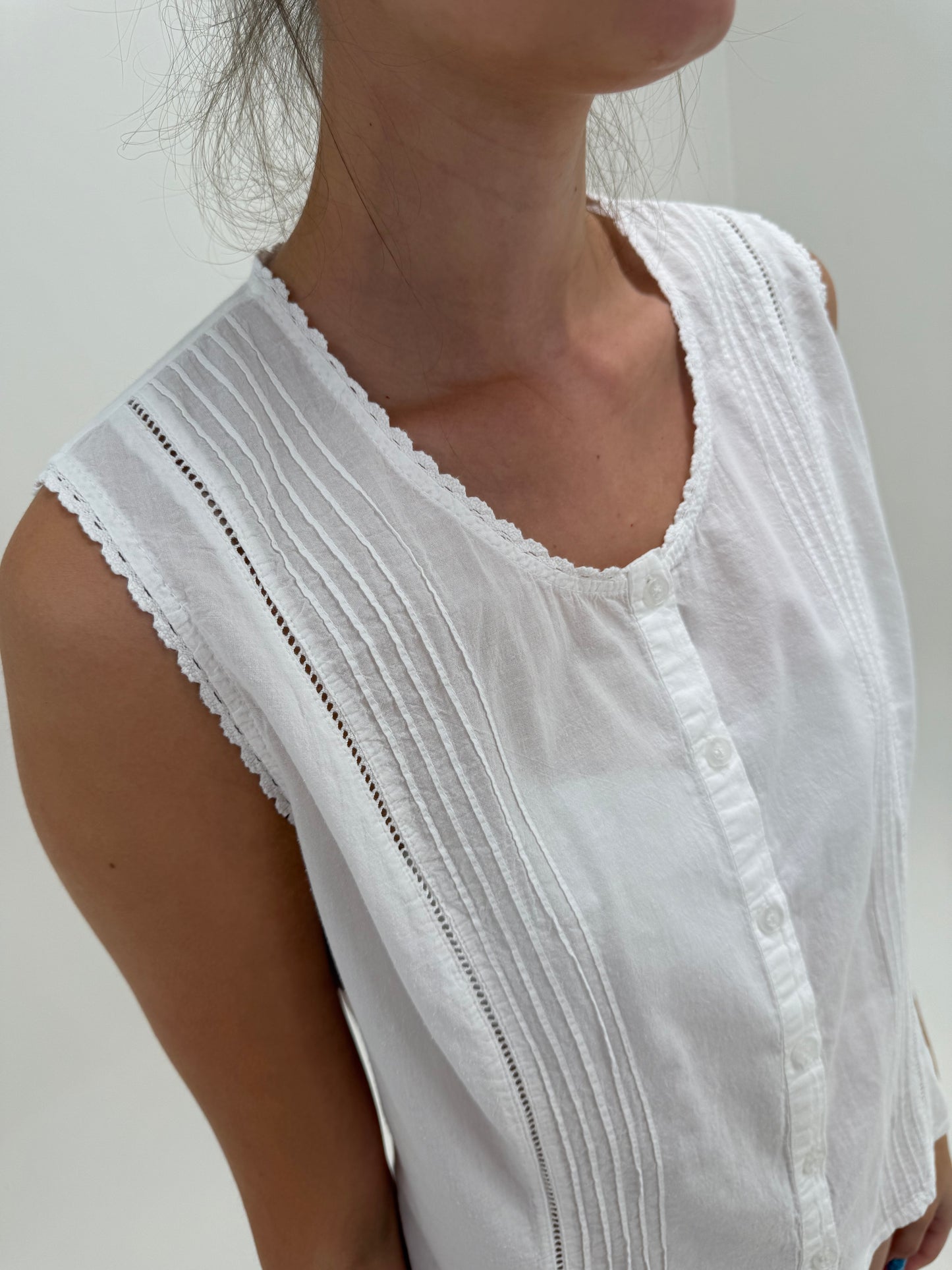 Top cu inserții de macrame și broderie anglaise din cel mai fin bumbac