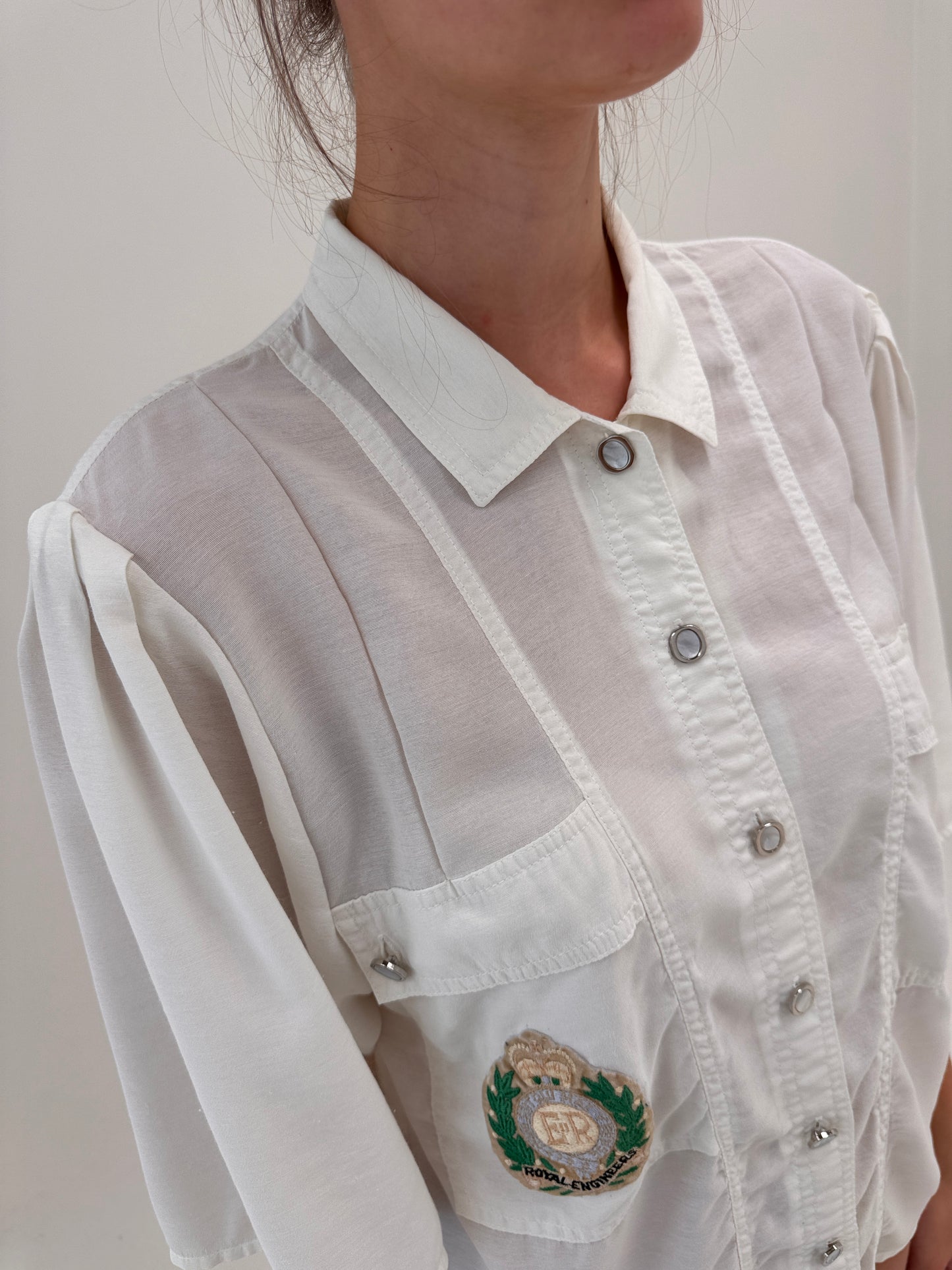 Cămașa vintage super vaporoasă cu emblemă brodată și influențe casual