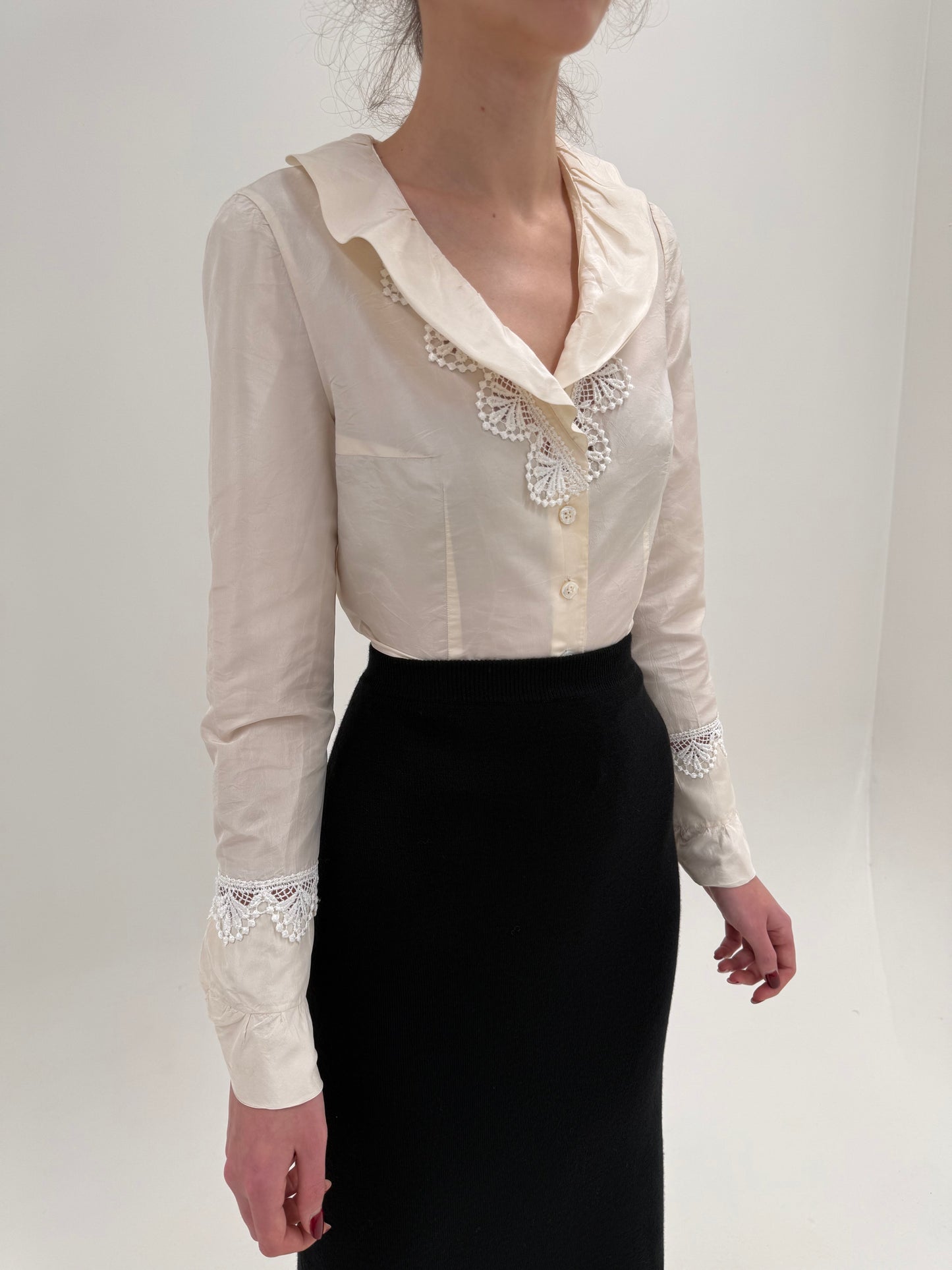 Cămașa vintage din tafta de mătase naturală cu inserții de dantelă macrame