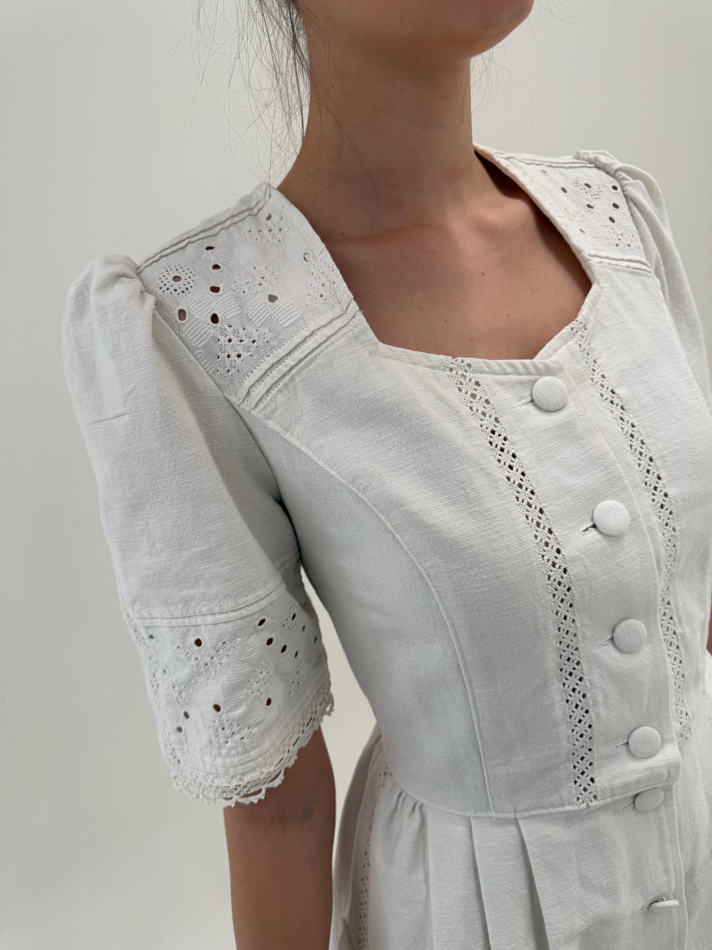 Rochie vintage din pânză grea excepțională cu broderie manuală și corsaj