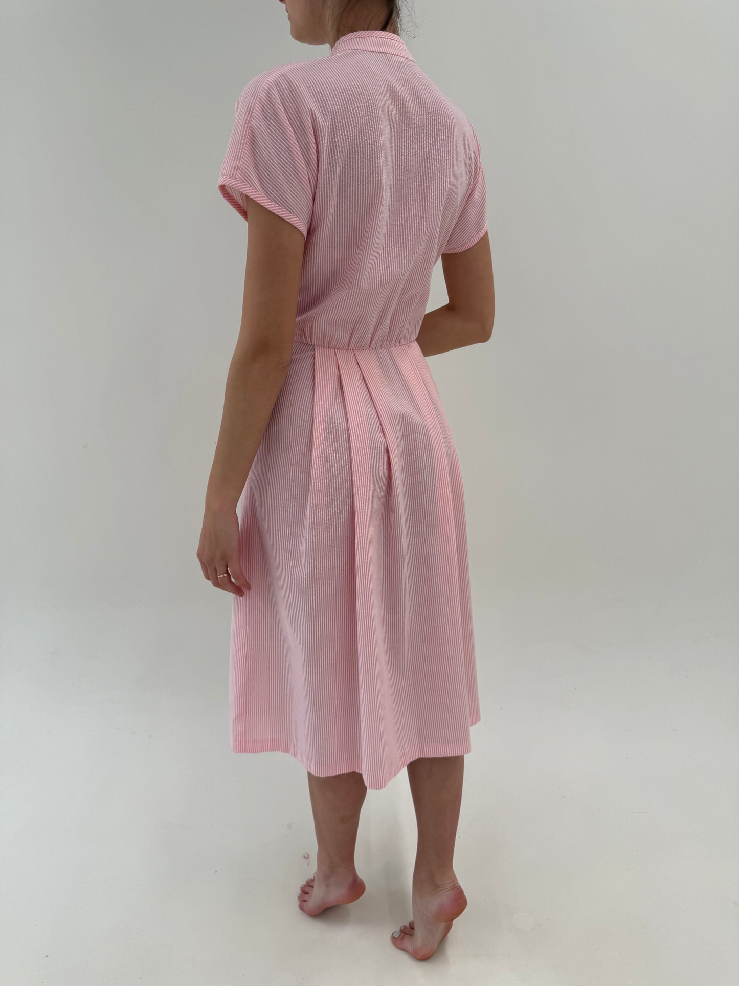 Rochie în dungi fine powder pink din seersucker de bumbac în croi retro modern