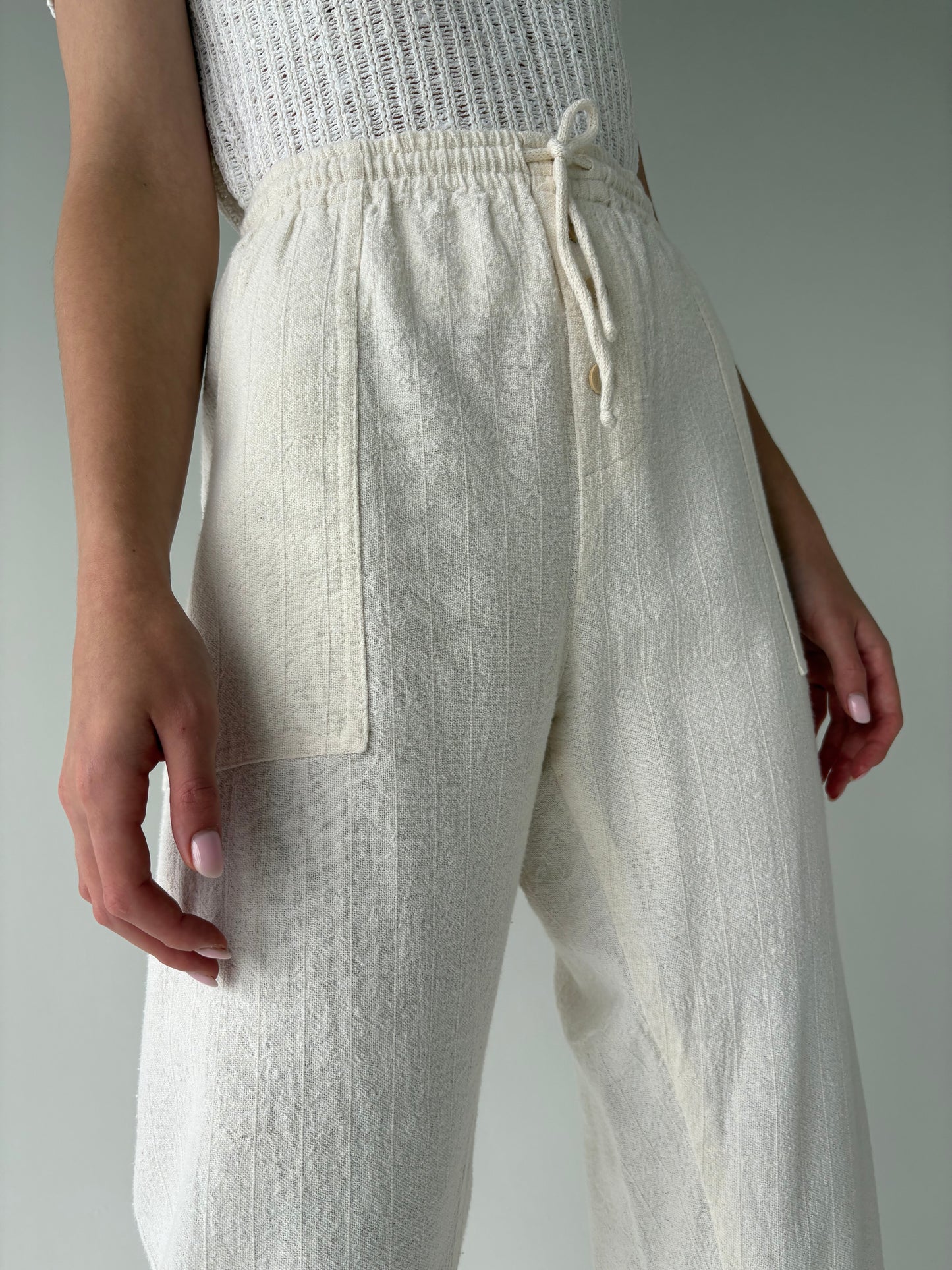 Pantaloni butter white din pânză excepțională cu influențe ușor sport