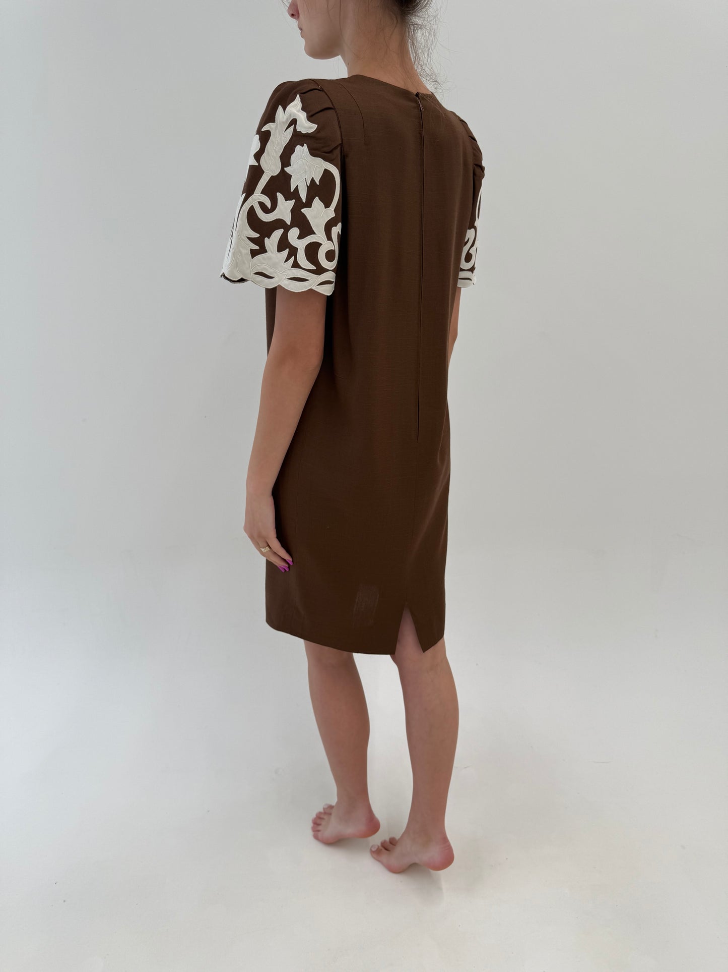 Rochie vintage italiană superbă din pânză cu lucrătură elaborată și croi minimalist