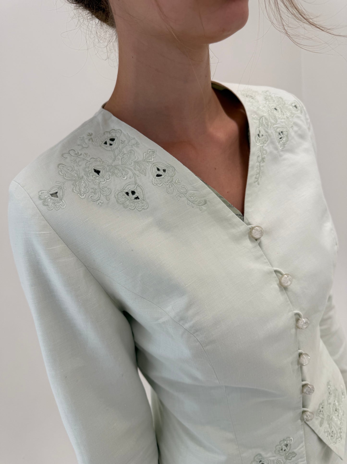 Costum de brand luxury vintage din in cu broderie excepțională