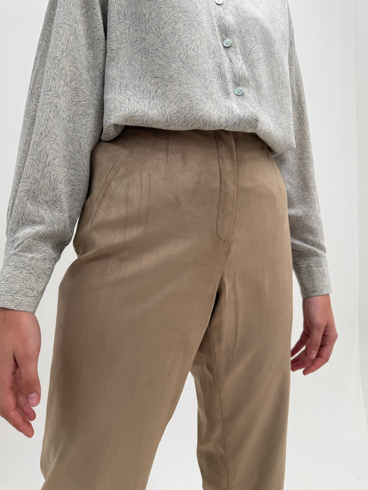 Pantaloni camel petite din material premium cu aspect de piele întoarsă