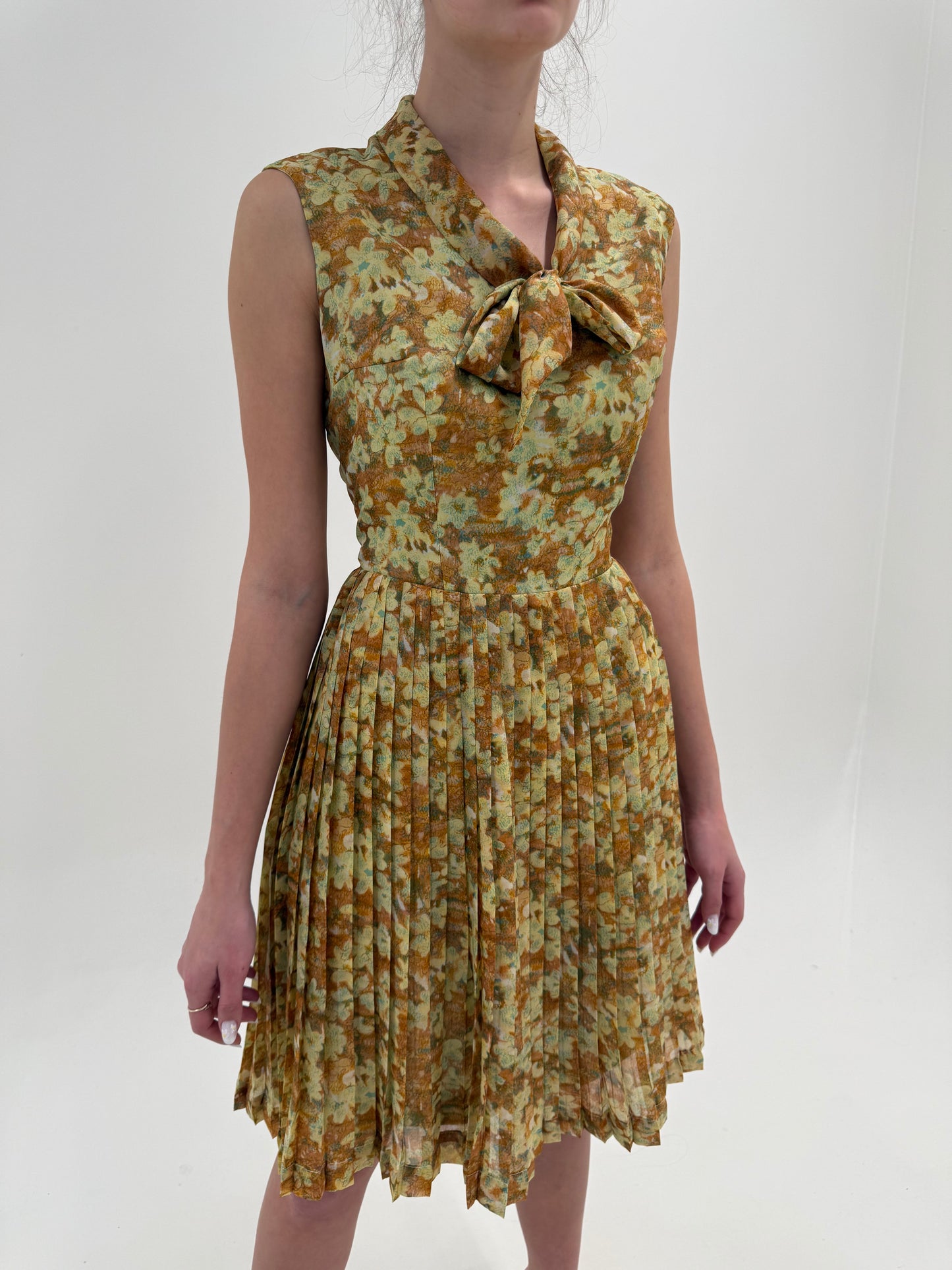 Rochie vintage cu panglică la gat și fustă plisată cu talie ultra înaltă