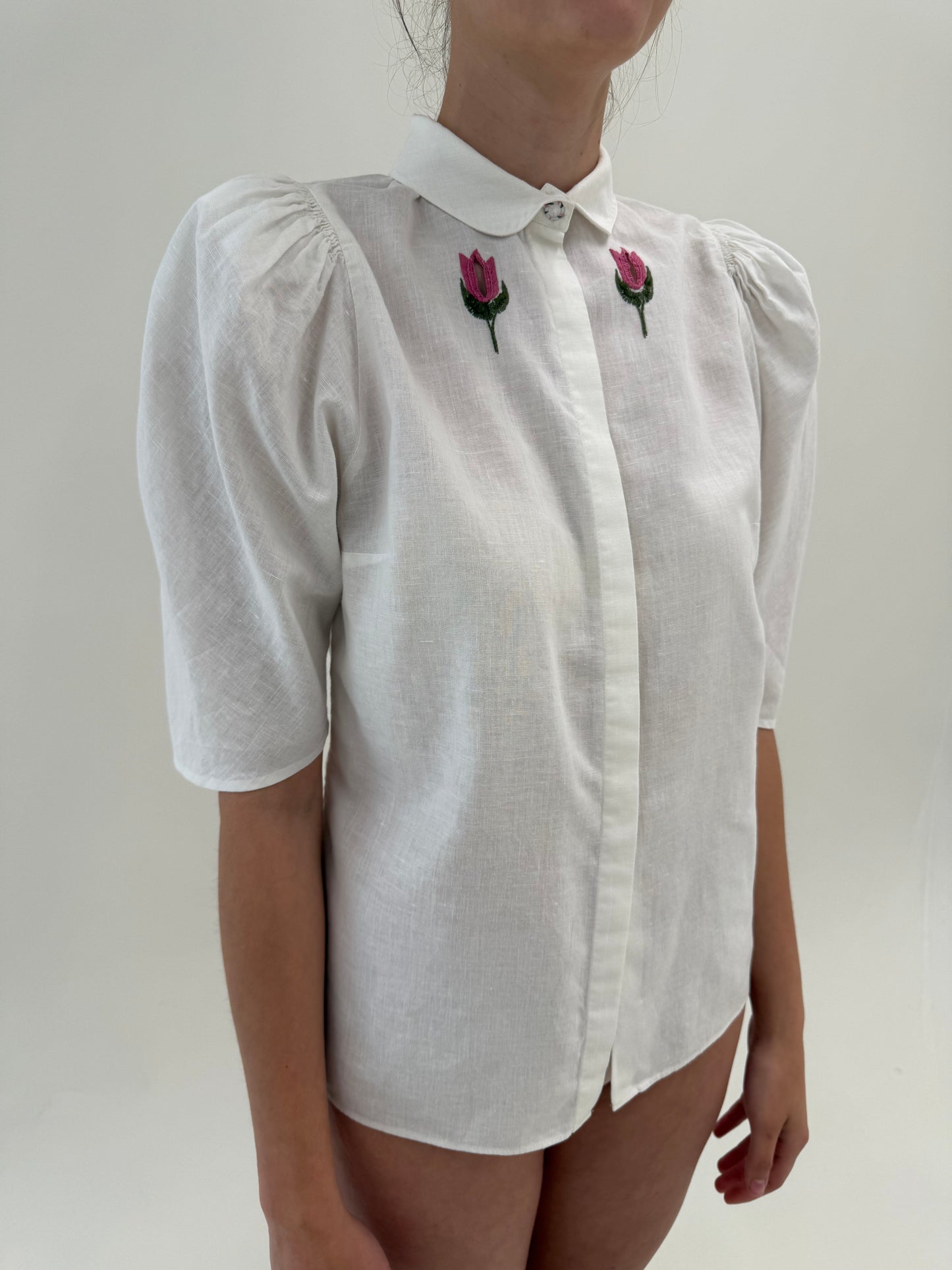 Cămașa vintage din pânză de in și bumbac cu umeri bufanți și broderie