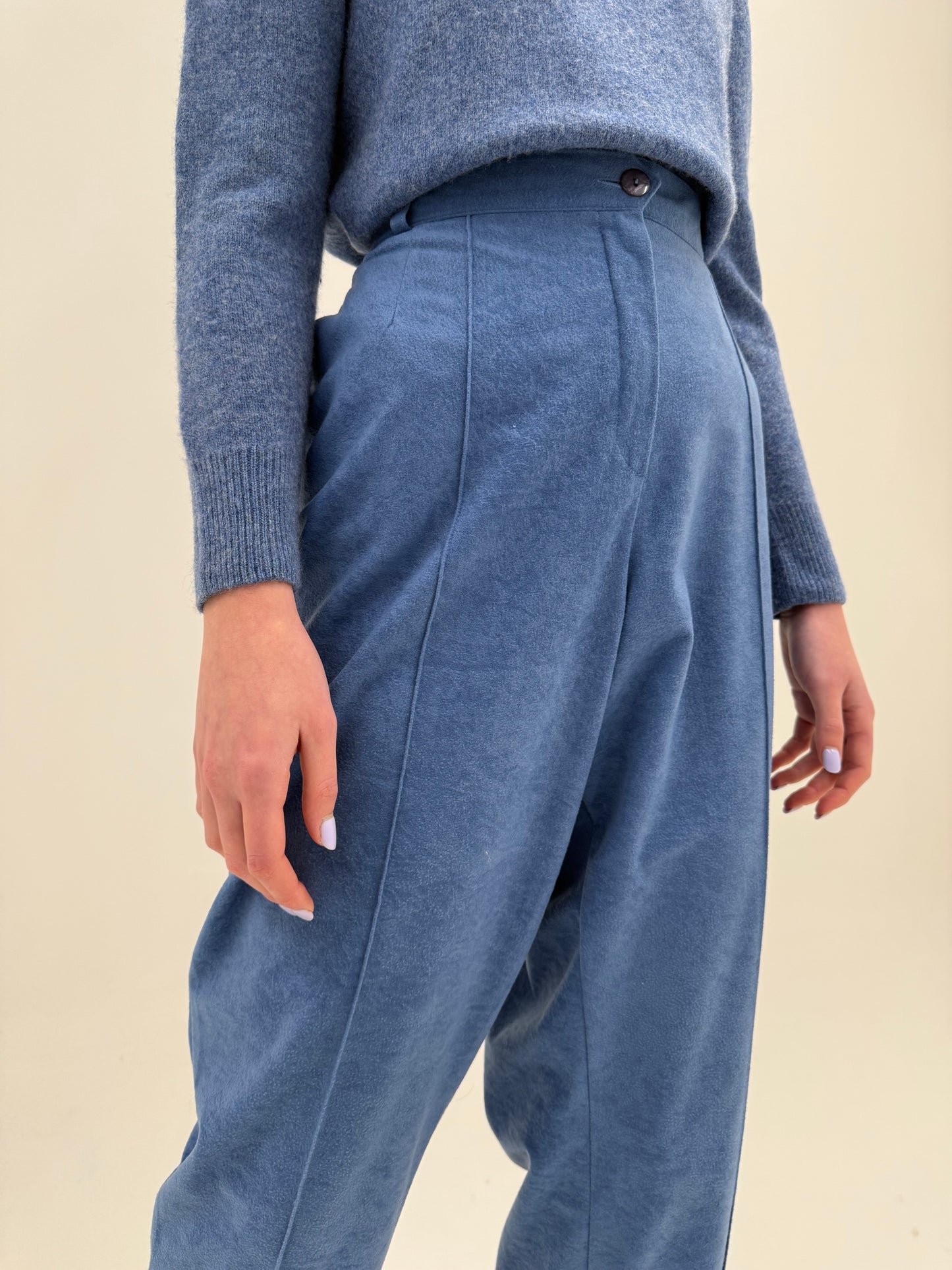 Pantaloni cu talie înaltă și aspect de piele întoarsă albastru ciel