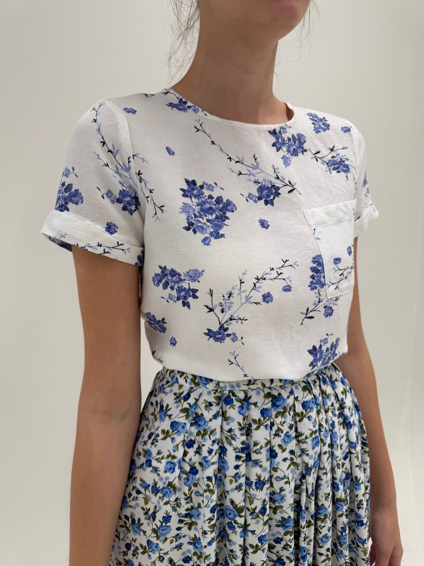 Top din pânză de in cu print floral delicat  în nuanțe de albastru