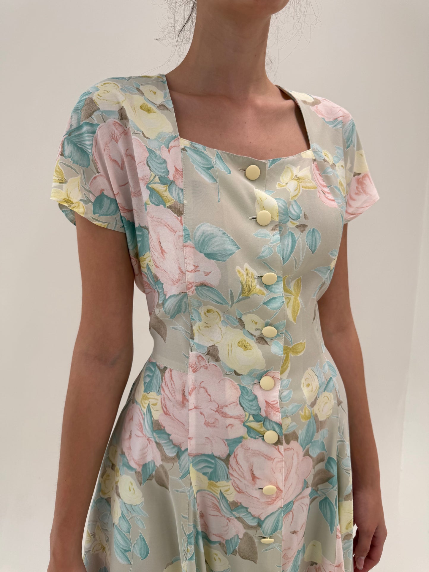 Rochie maxi cu corsaj și print floral superb în culori pudrate