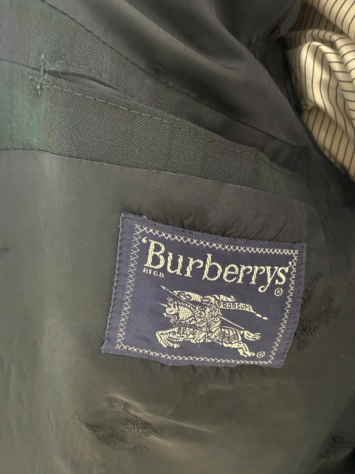 Sacou Burberry tall în croi actual din lana extrafina în carouri și combinație clasică de culori