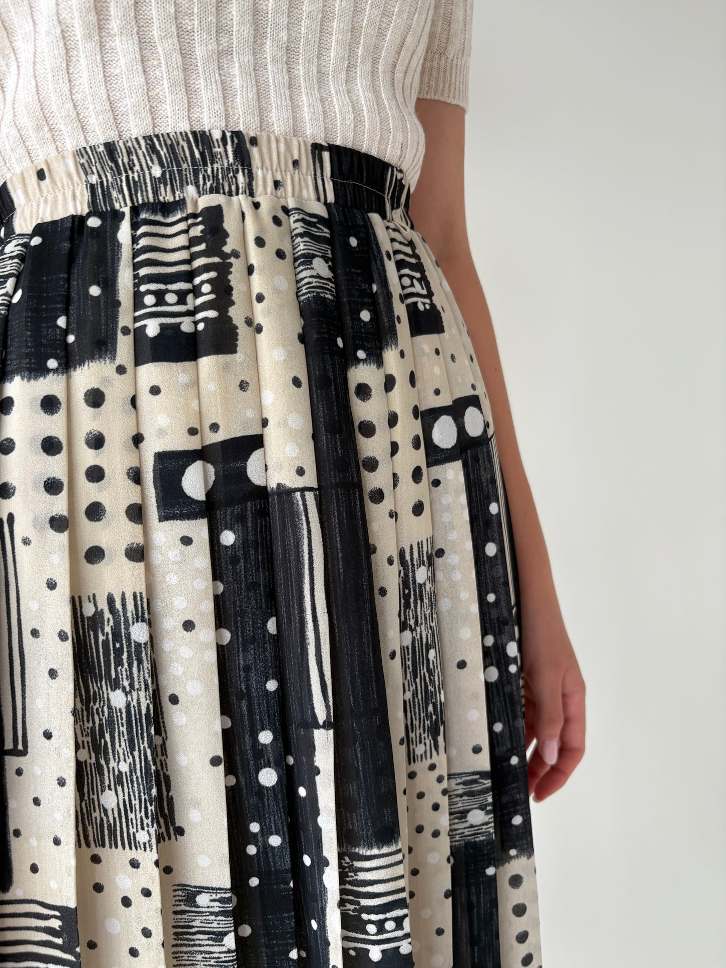 Fustă vintage  plisată cu buline și print geometric în culori neutre