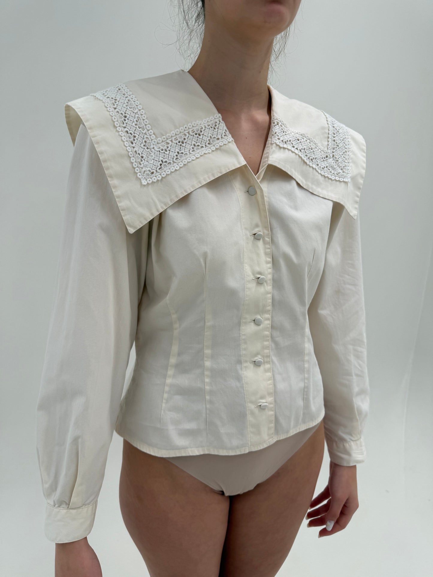 Cămașa vintage structurată cu guler supradimensionat și dantelă macrame