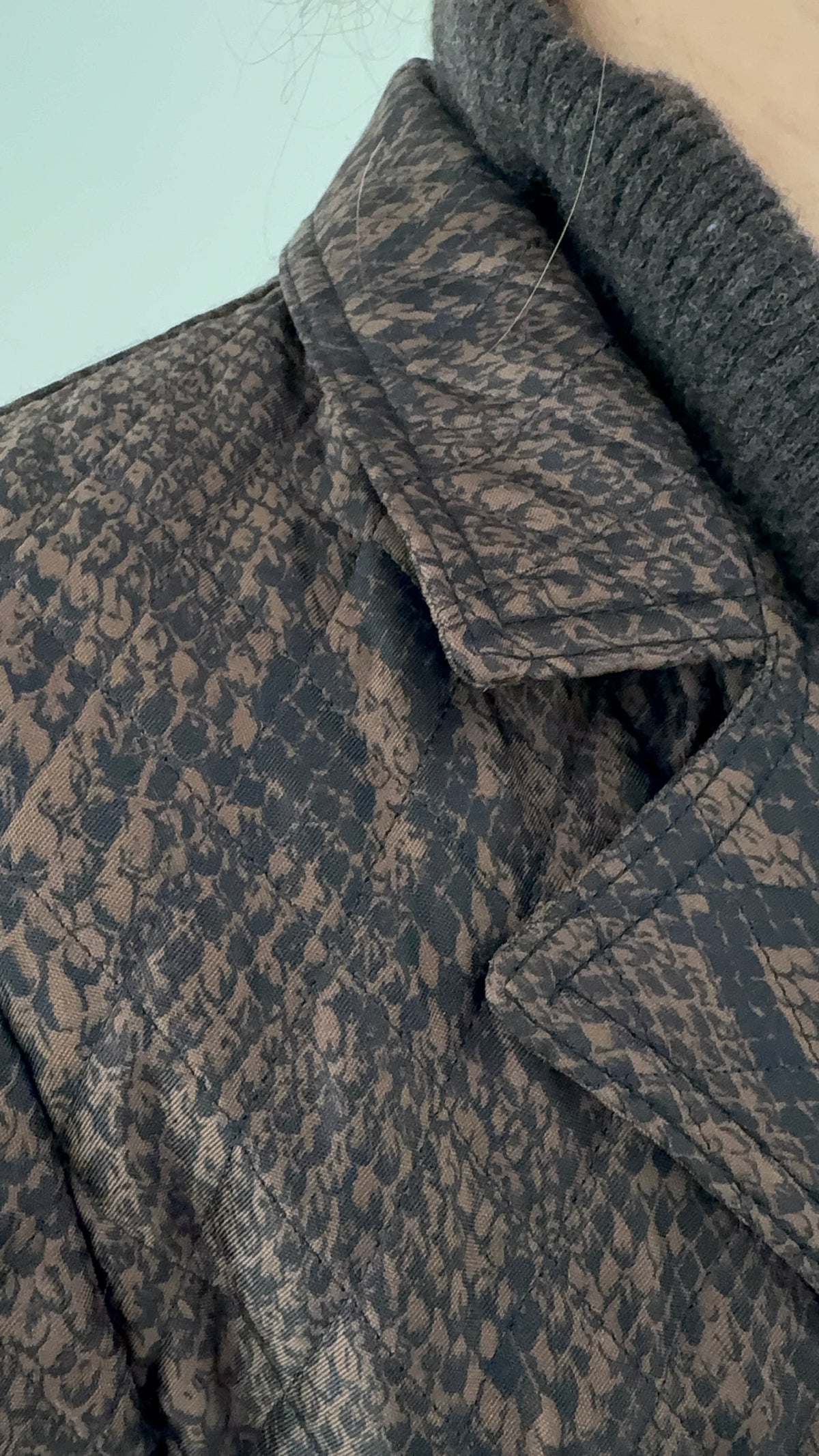 Geaca maltasata animal print chocolate brown cu negru și feronerie aurie