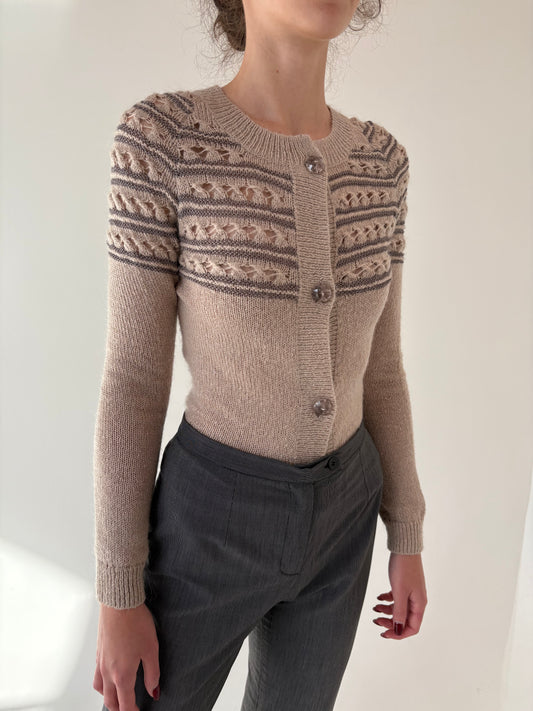Cardigan nude usir cambrat din mix de baby mohair cu lucrătură dantelată