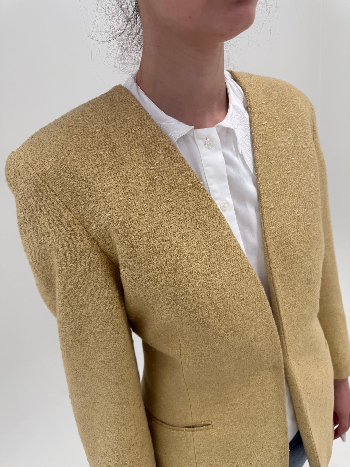 Sacou camel din pânză de bumbac cu mătase naturală în croi minimalist